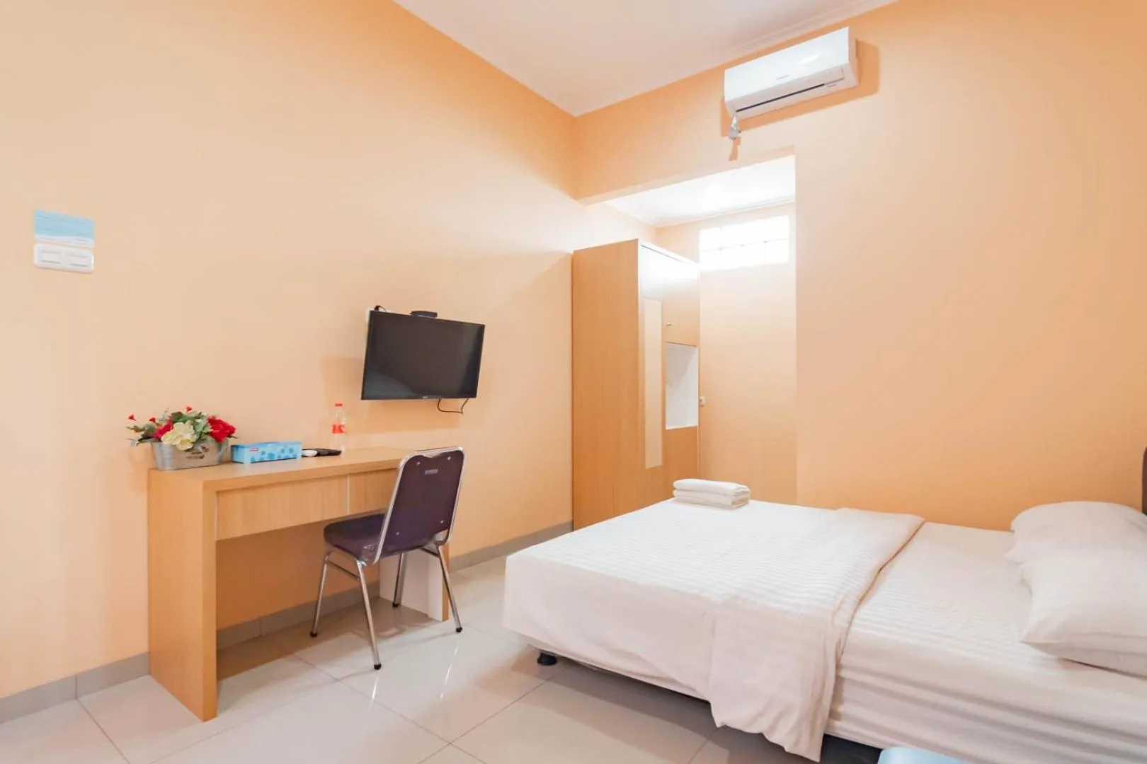 Bedroom, Bed in Shofy Guest House Mitra RedDoorz