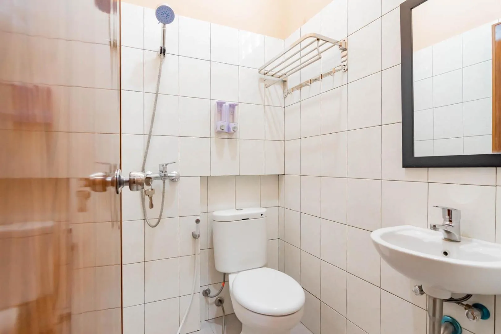 Bathroom in Shofy Guest House Mitra RedDoorz