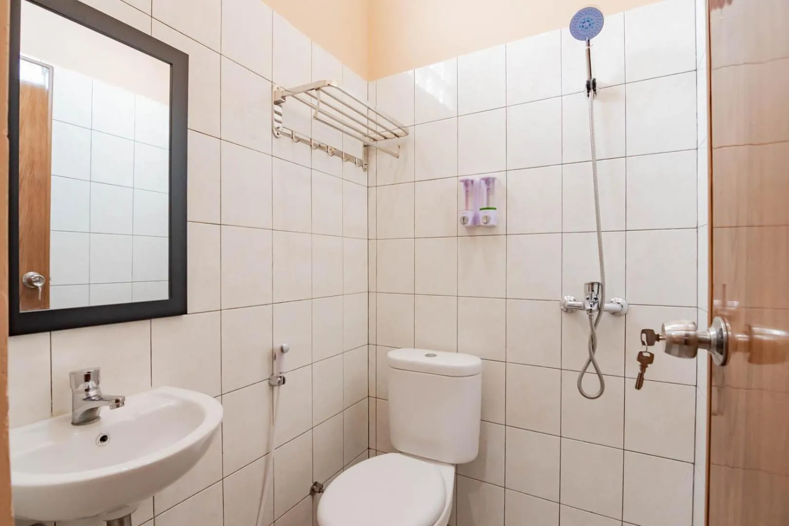 Bathroom in Shofy Guest House Mitra RedDoorz