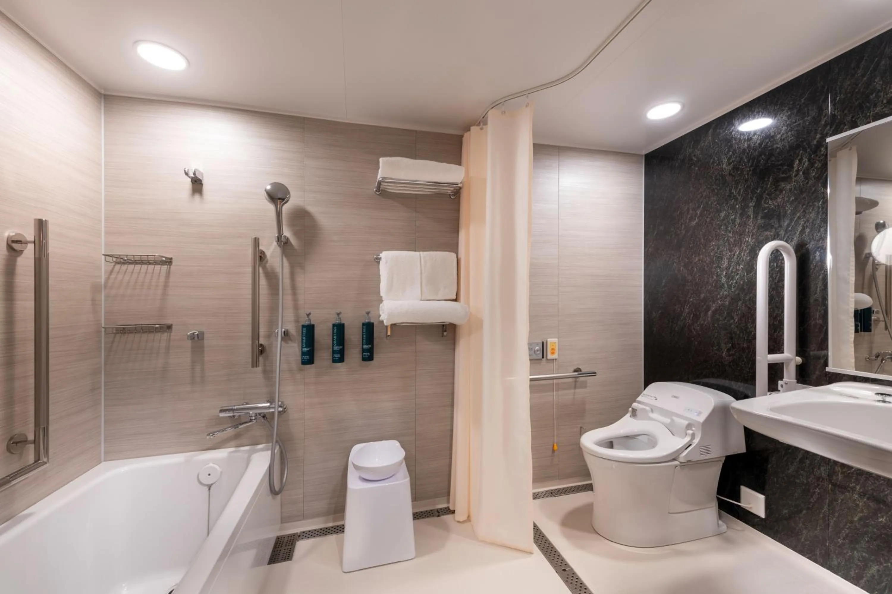 Shower in DoubleTree by Hilton Kyoto Higashiyama