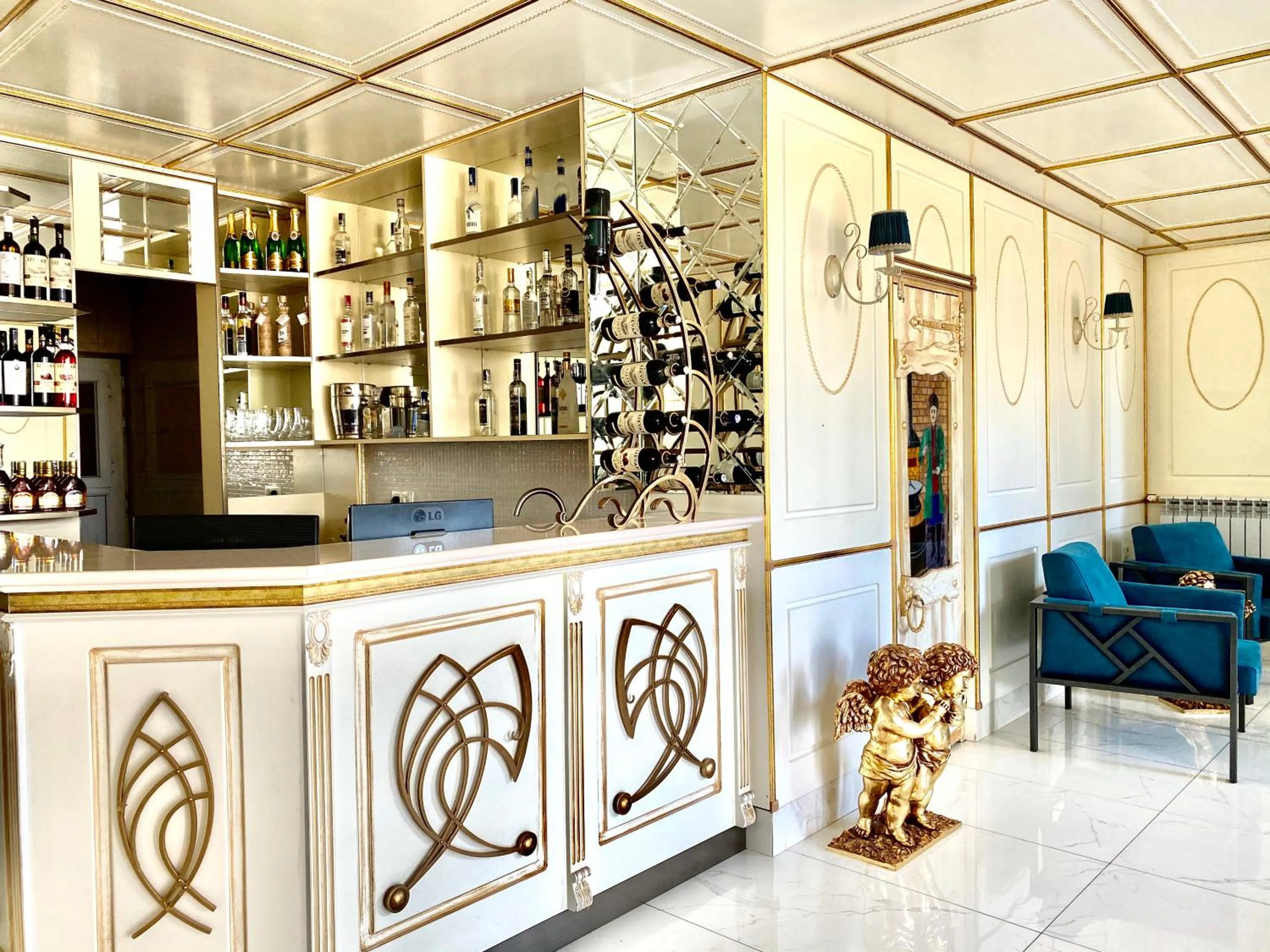 Restaurant/places to eat in Parvana Hotel