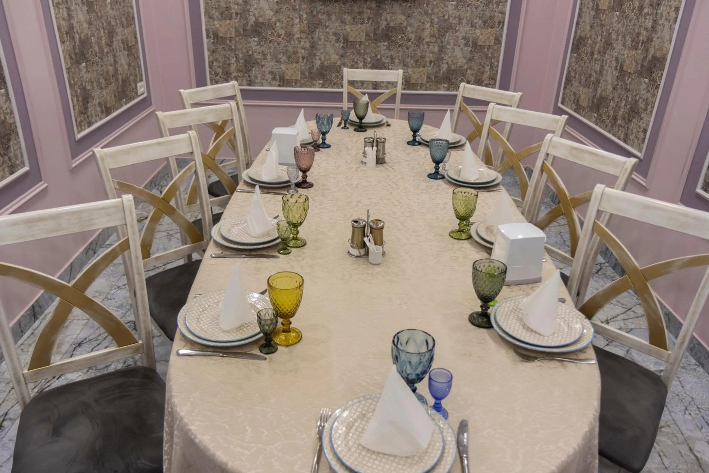 Restaurant/places to eat in Parvana Hotel