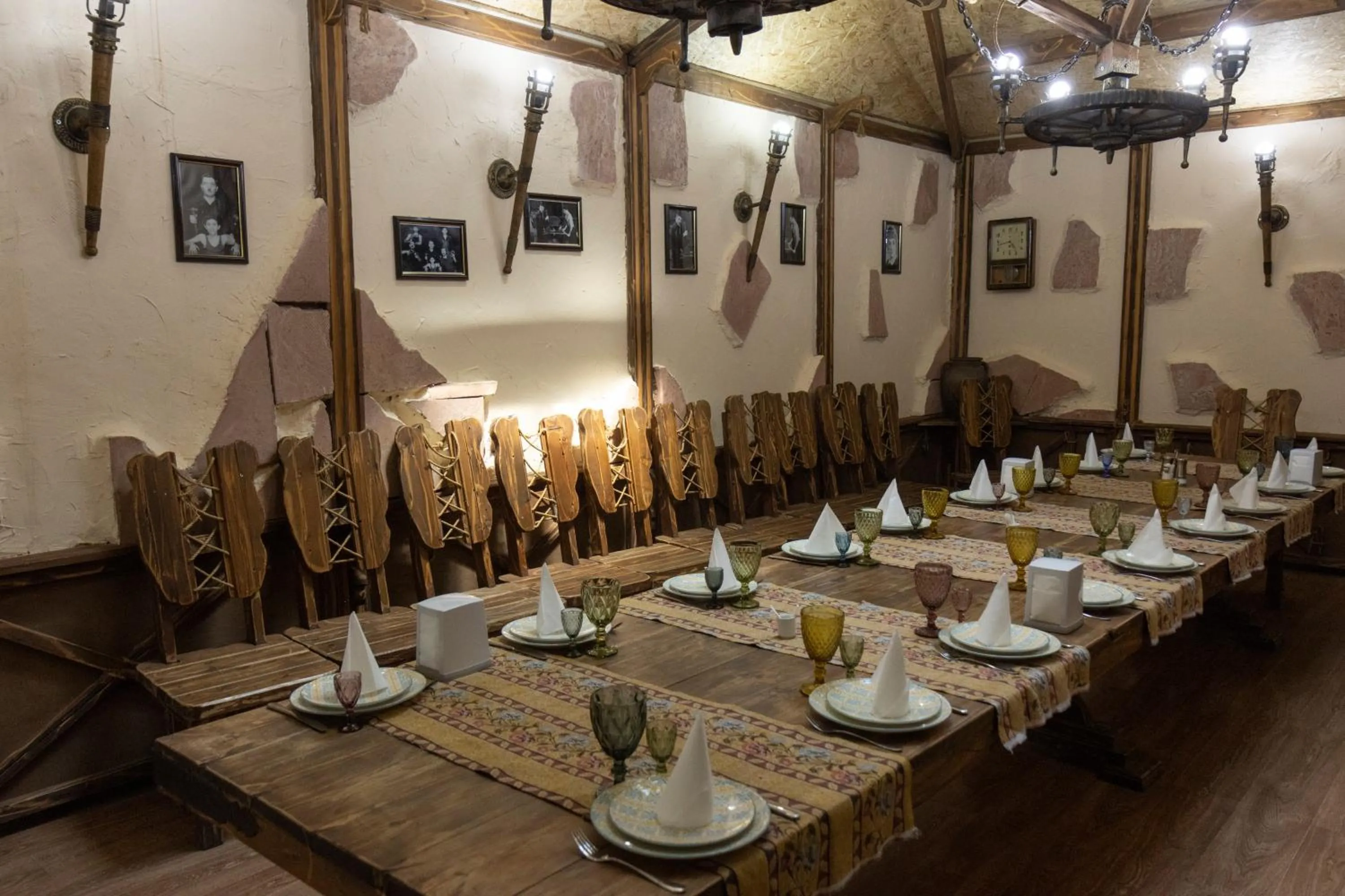 Restaurant/places to eat in Parvana Hotel