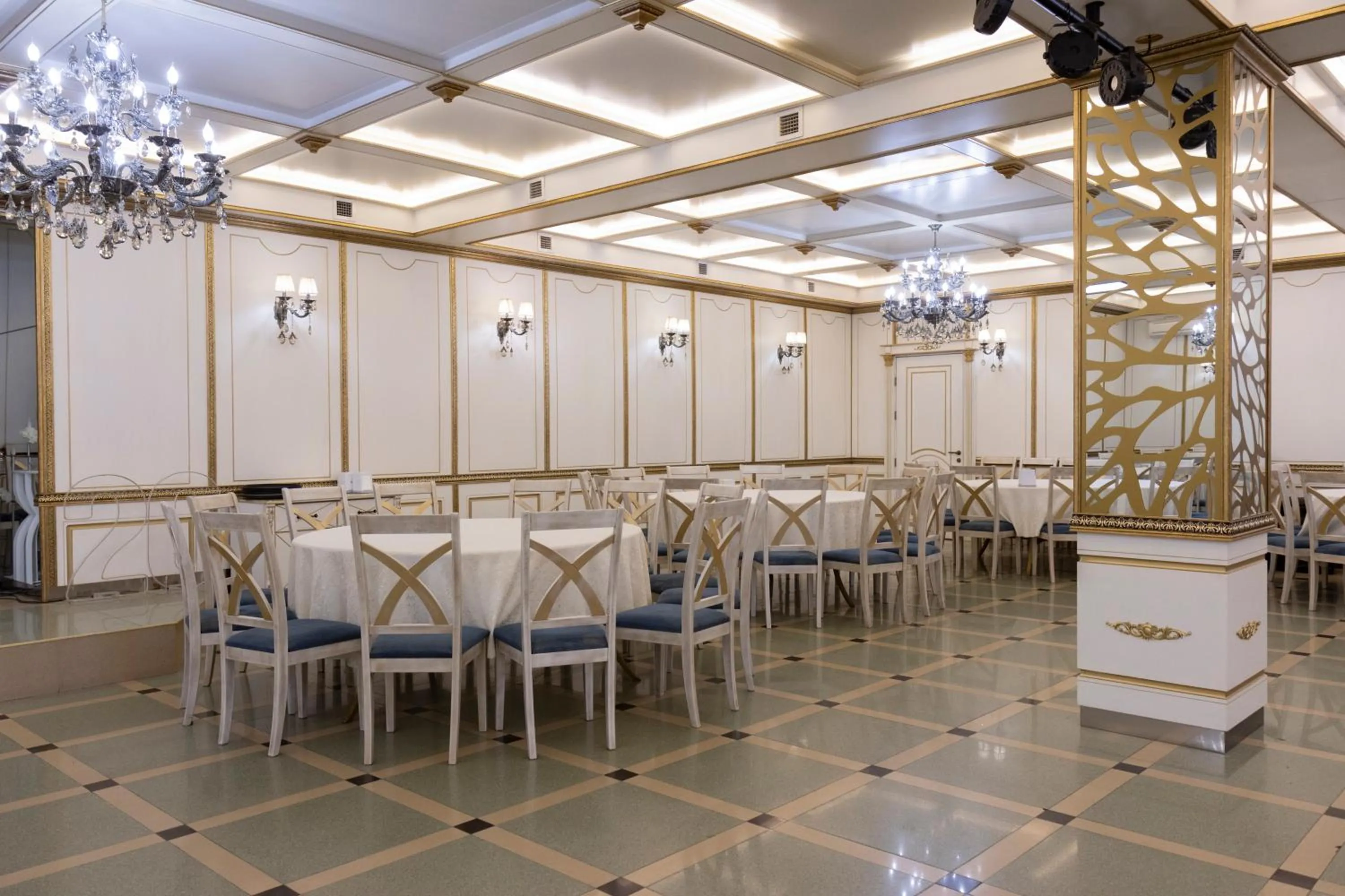 Restaurant/places to eat in Parvana Hotel