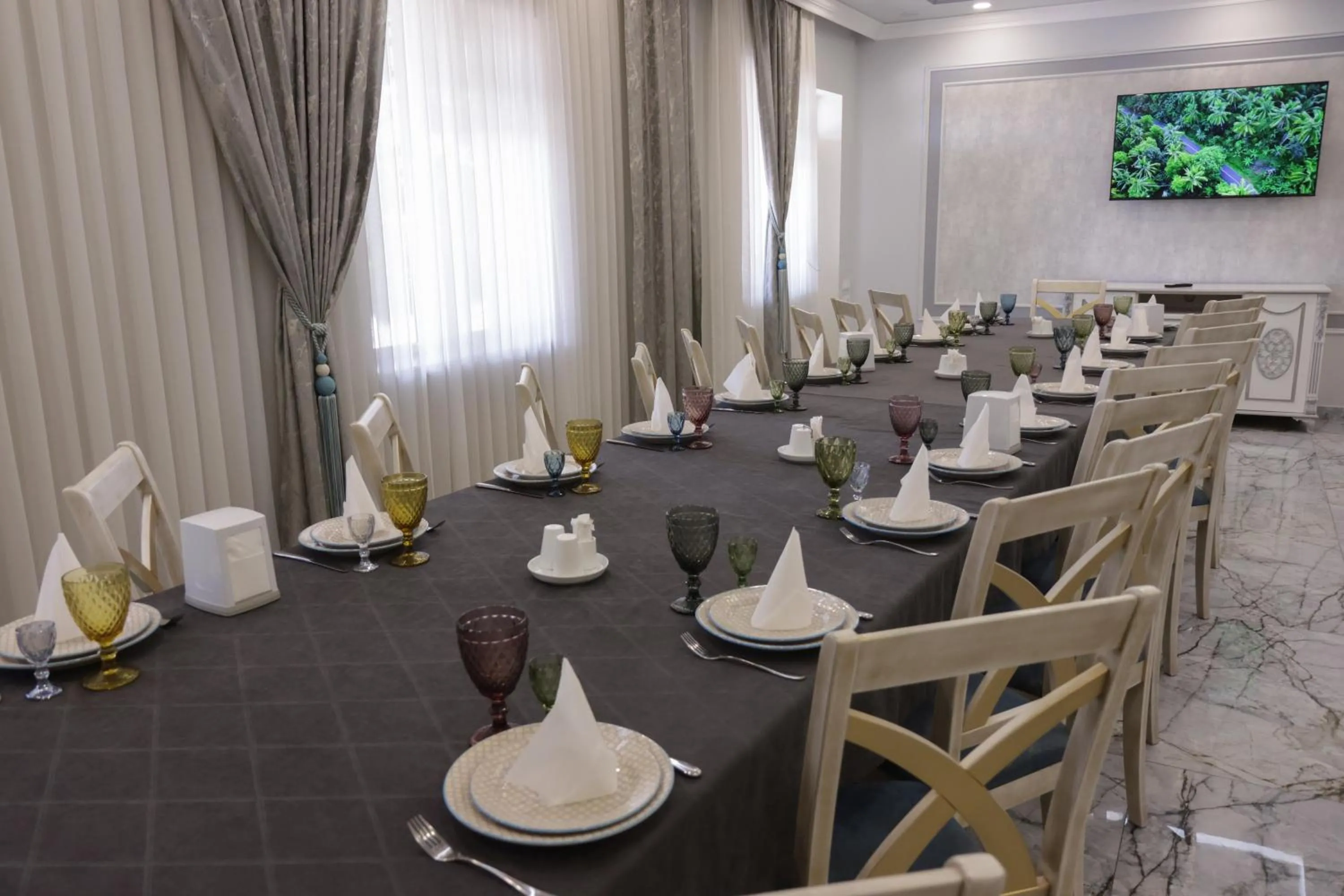 Restaurant/places to eat in Parvana Hotel