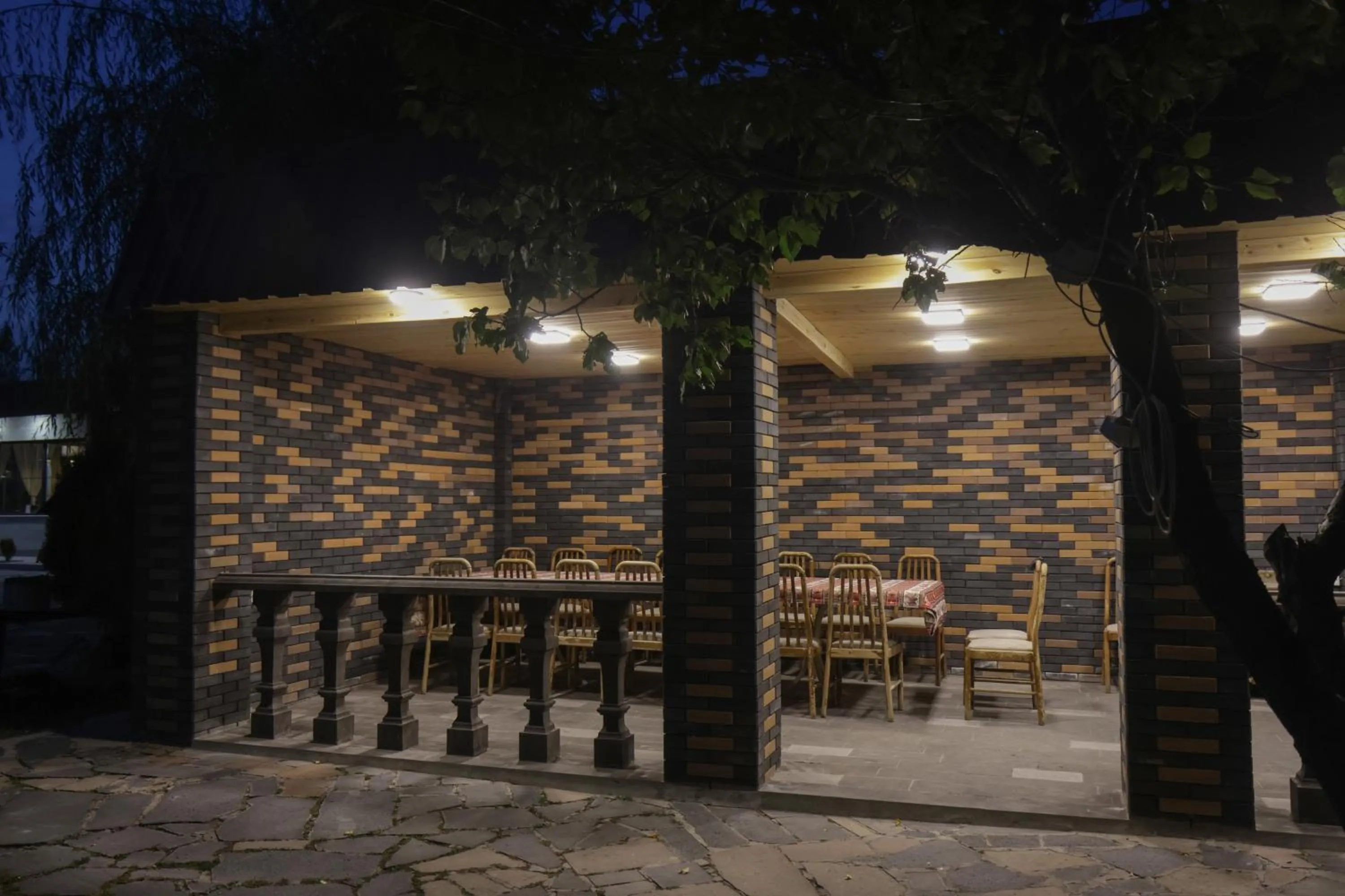 Restaurant/places to eat in Parvana Hotel