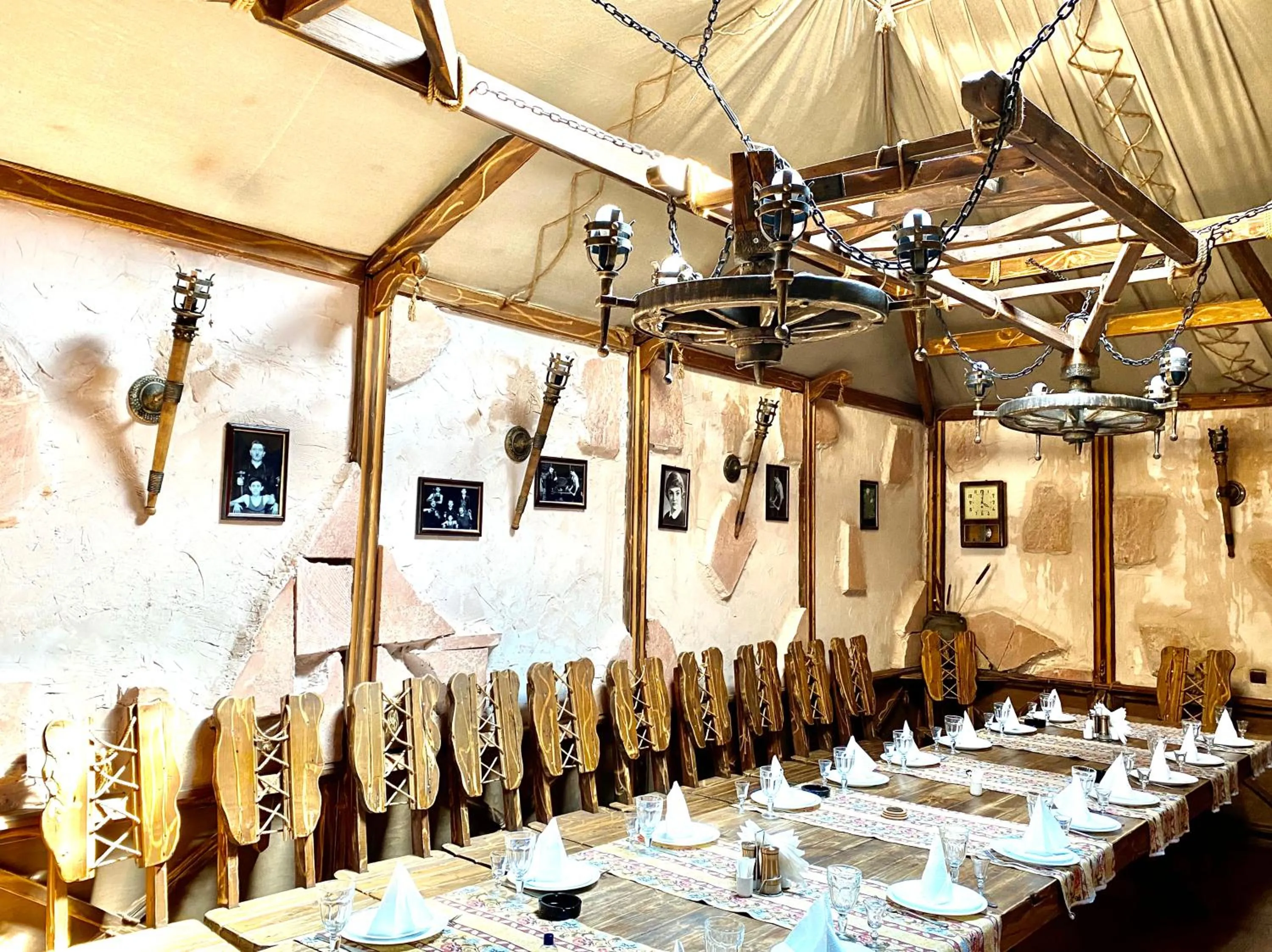 Restaurant/places to eat in Parvana Hotel