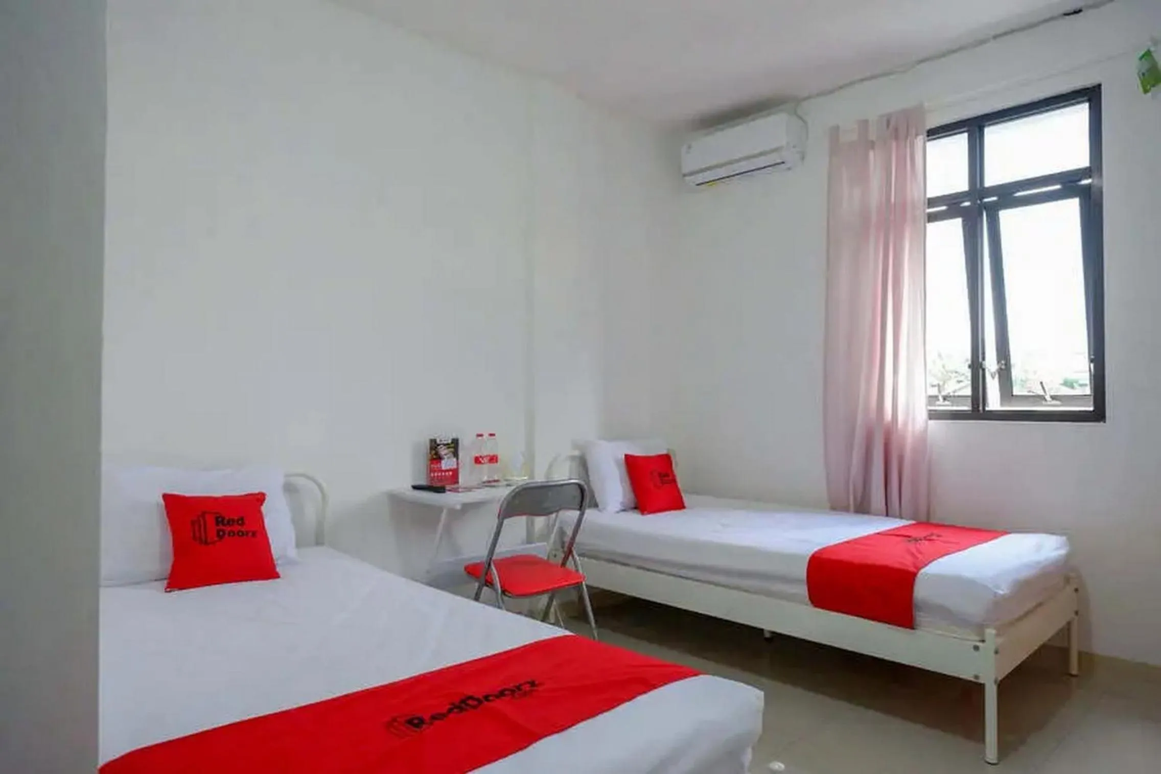Bedroom, Bed in RedDoorz Syariah near Universitas Jenderal Soedirman 2