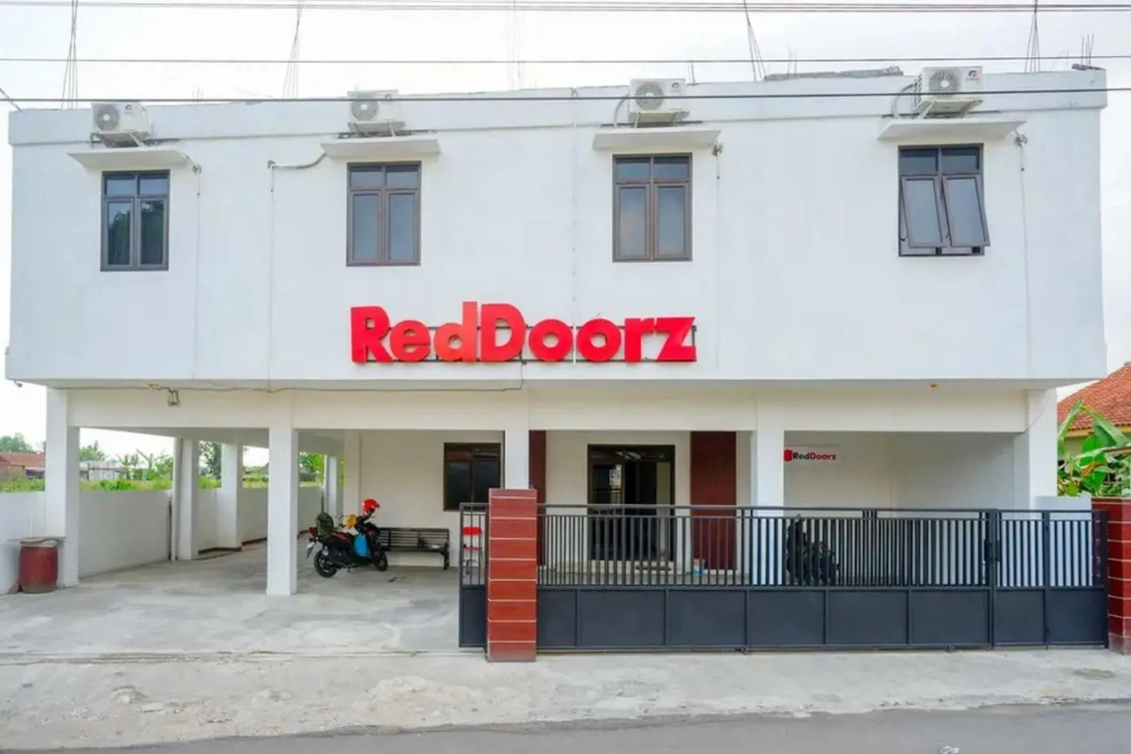 Property building in RedDoorz Syariah near Universitas Jenderal Soedirman 2 Property building in RedDoorz Syariah near Universitas Jenderal Soedirman 2