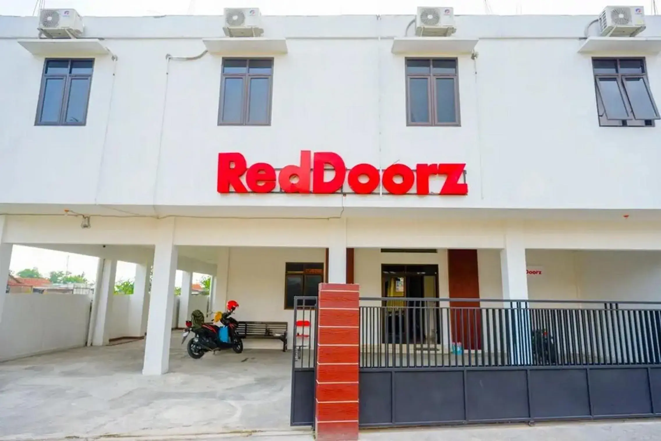 Property building in RedDoorz Syariah near Universitas Jenderal Soedirman 2 Property building in RedDoorz Syariah near Universitas Jenderal Soedirman 2