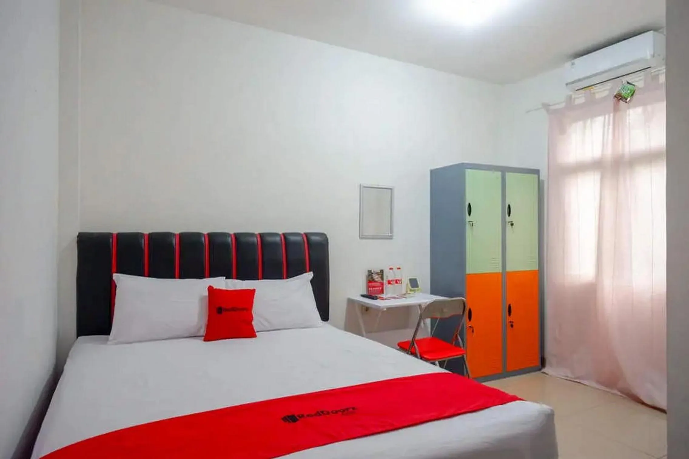 Bedroom, Bed in RedDoorz Syariah near Universitas Jenderal Soedirman 2
