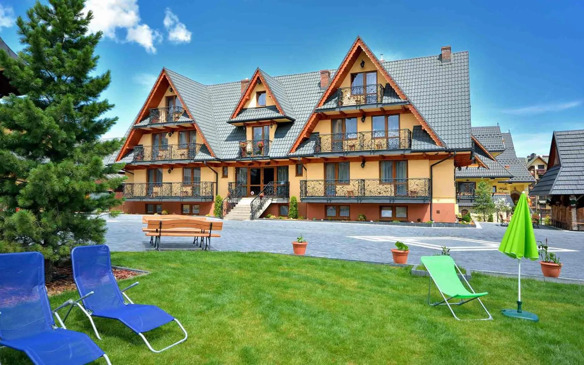 Property building in Willa Danielka