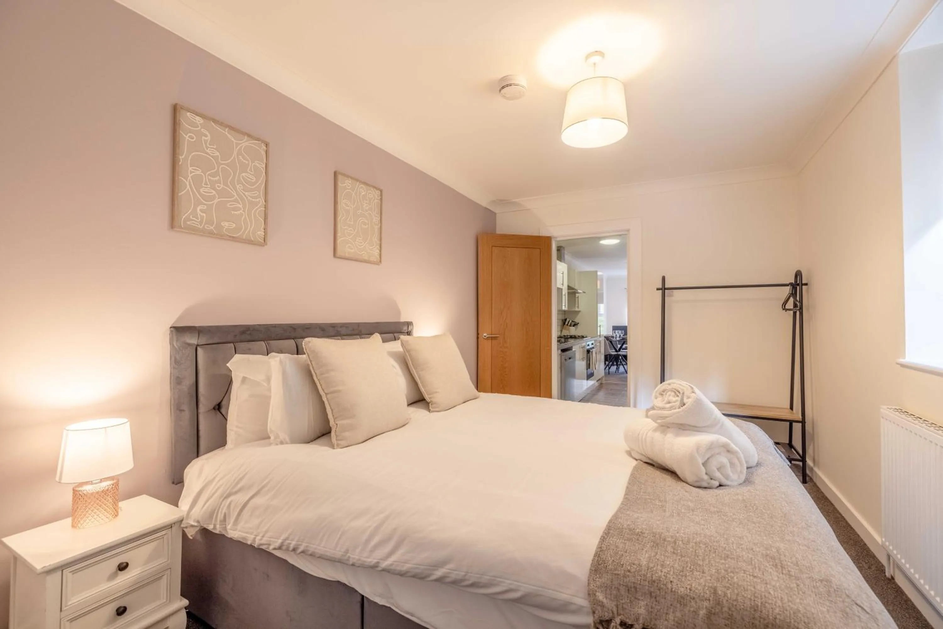 Bed in Stylish Apartment 5 min Walk to Castle