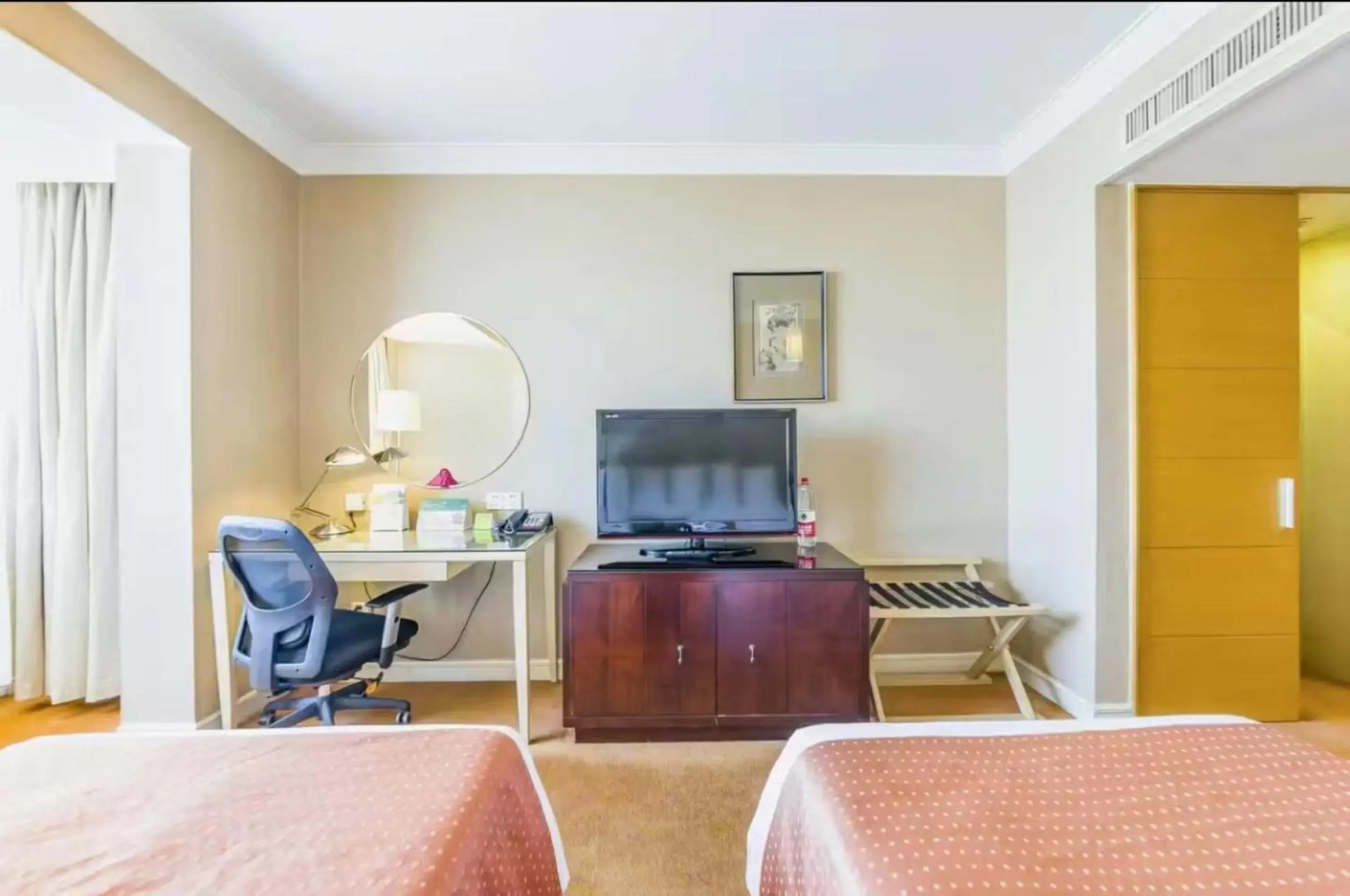 Property building, Bed in Holiday Inn Temple Of Heaven Beijing by IHG Property building, Bed in Holiday Inn Temple Of Heaven Beijing by IHG