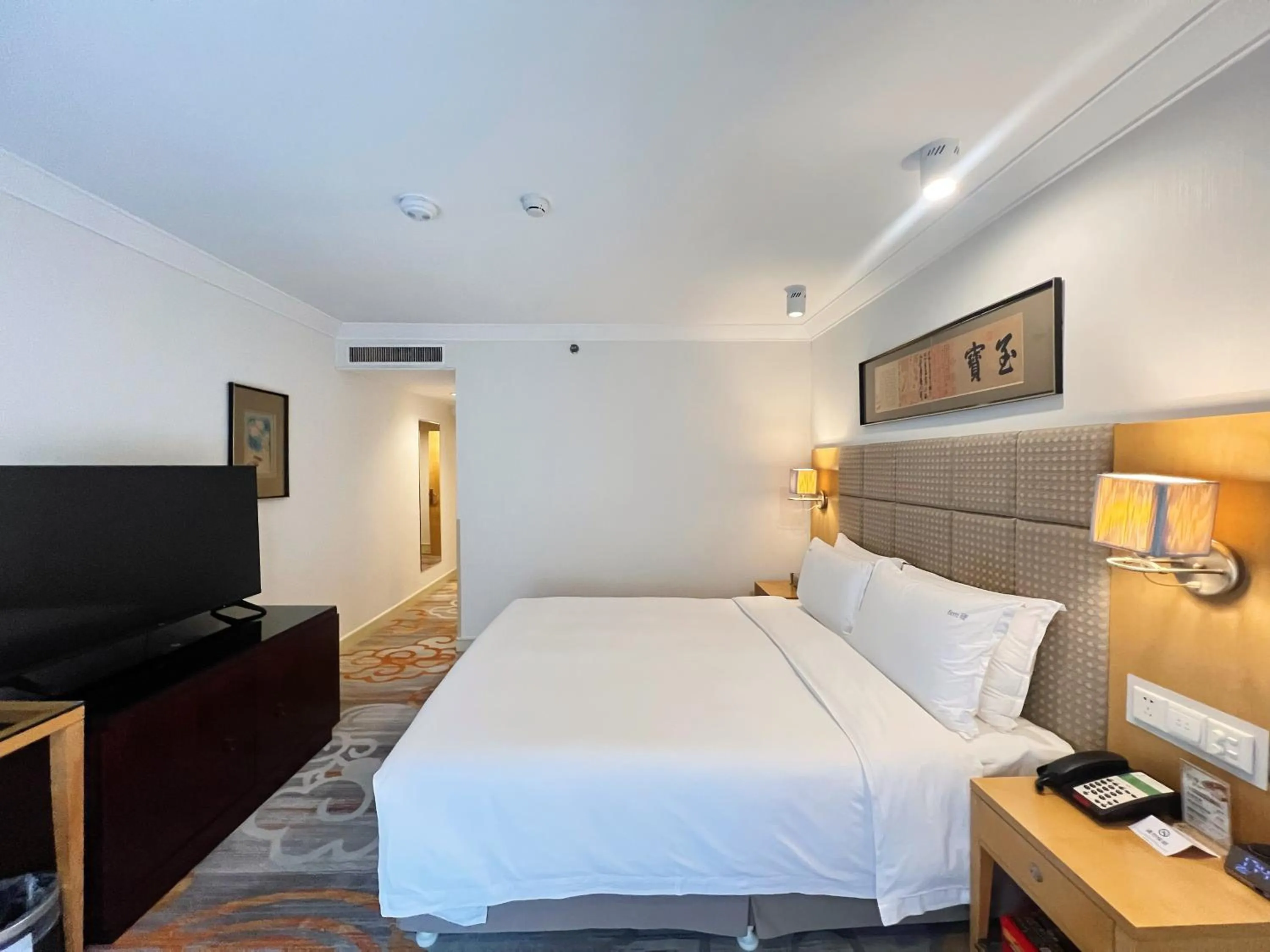 Photo of the whole room, Bed in Holiday Inn Temple Of Heaven Beijing by IHG