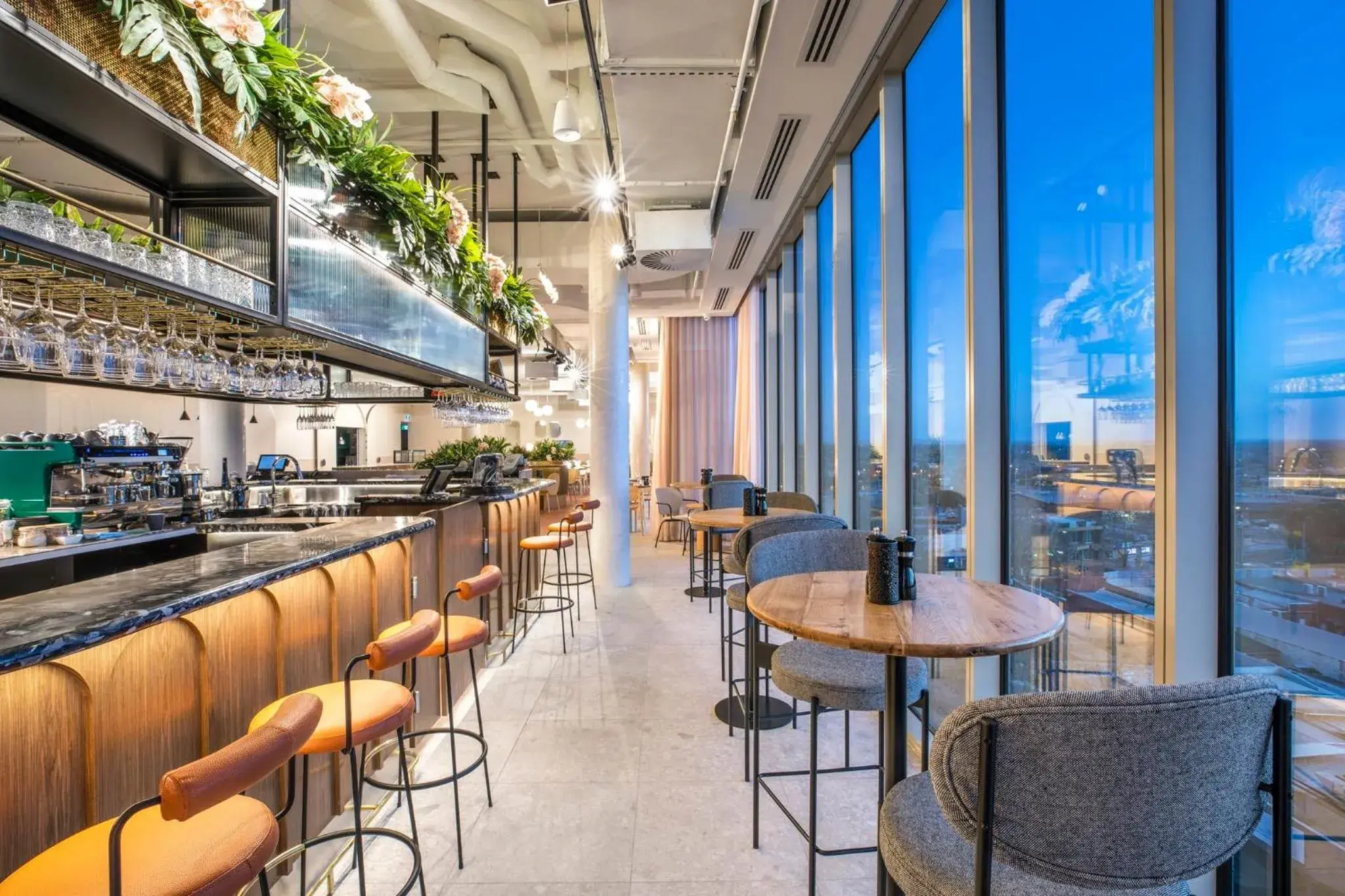 Lounge or bar in Holiday Inn Werribee by IHG Lounge or bar in Holiday Inn Werribee by IHG