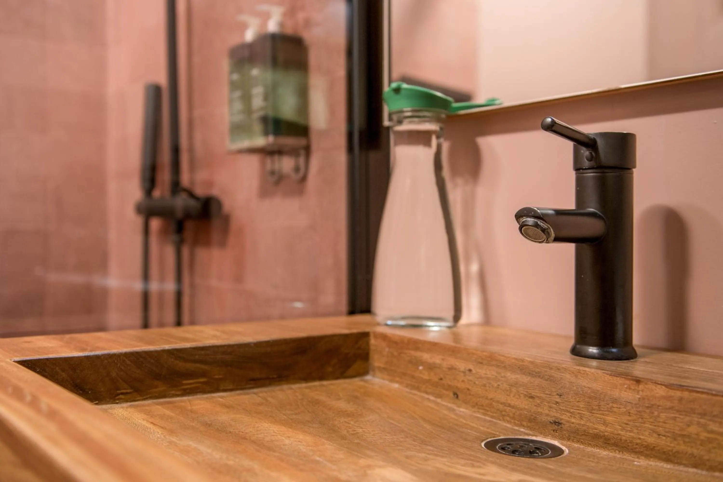 Shower in Las Qolqas EcoResort Ollantaytambo