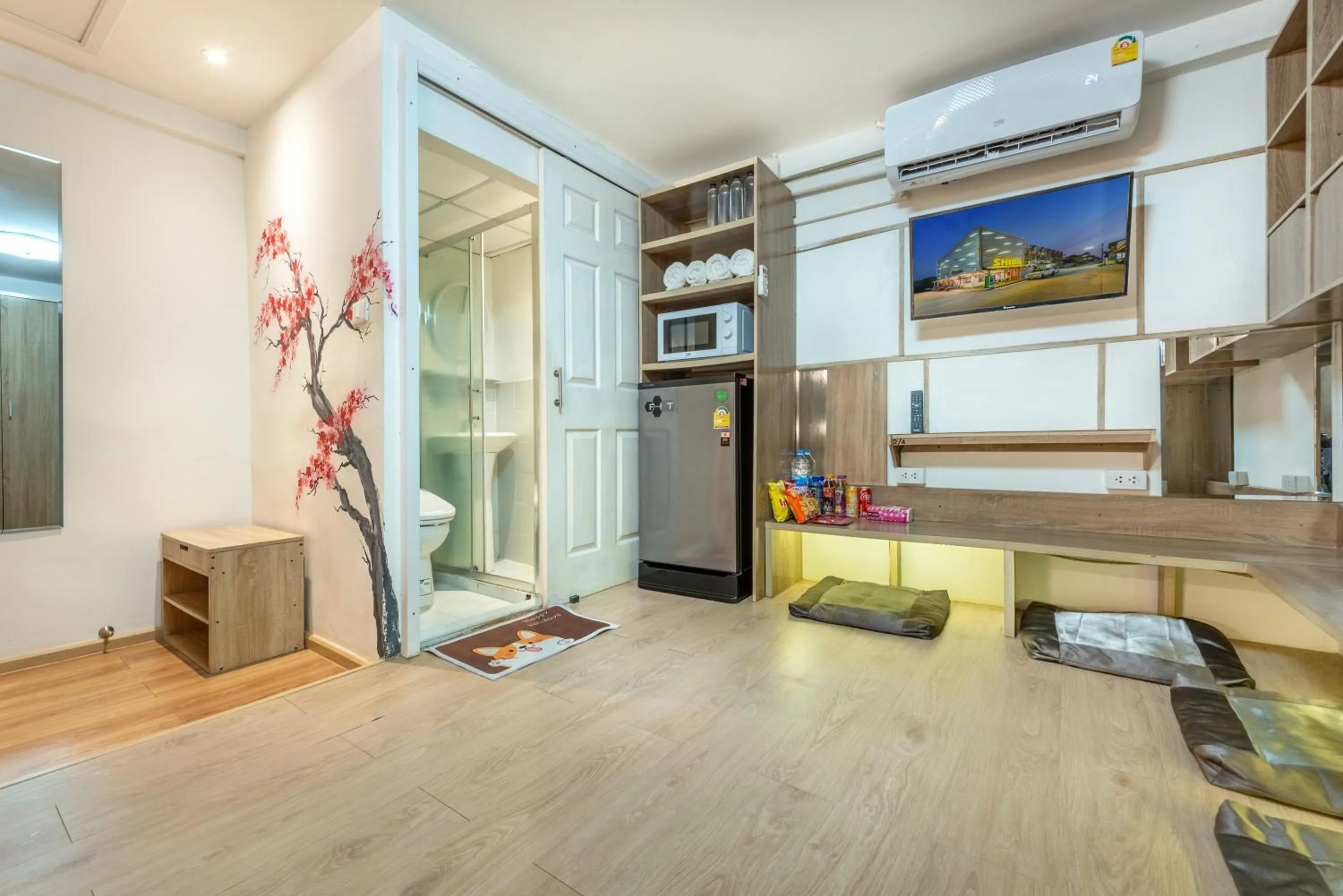 Photo of the whole room in โรงแรมชิบะรูม นครราชสีมา สาขามหาวิทยาลัยเทคโนโลยีสุรนารี