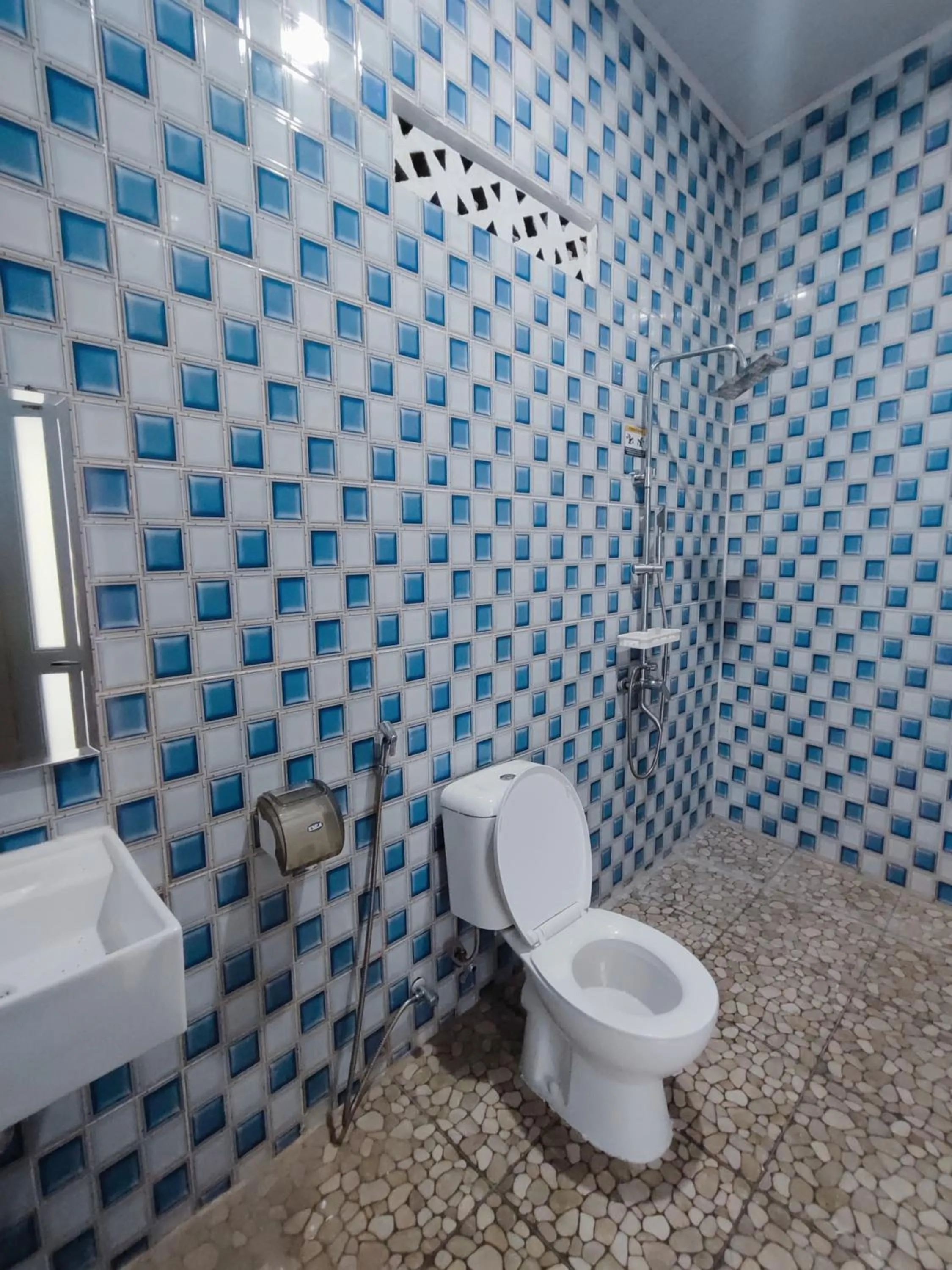 Shower in Chevilly Resort & Camp