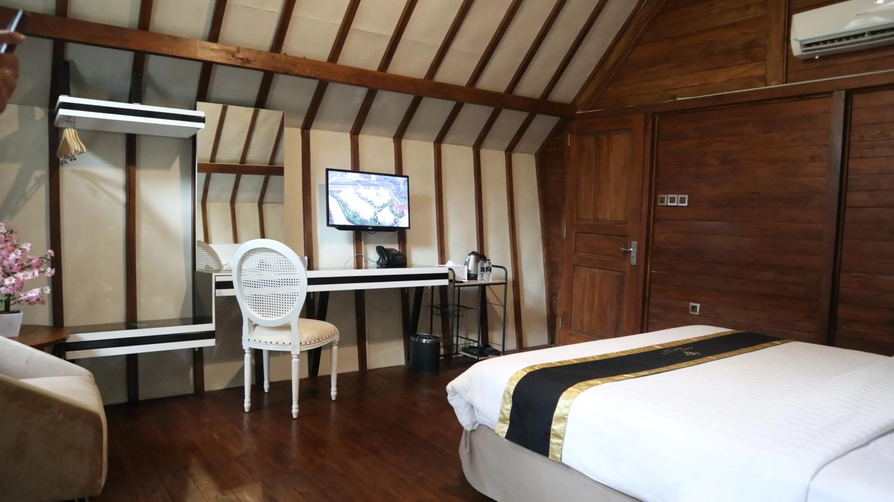 TV and multimedia, Bed in Chevilly Resort & Camp