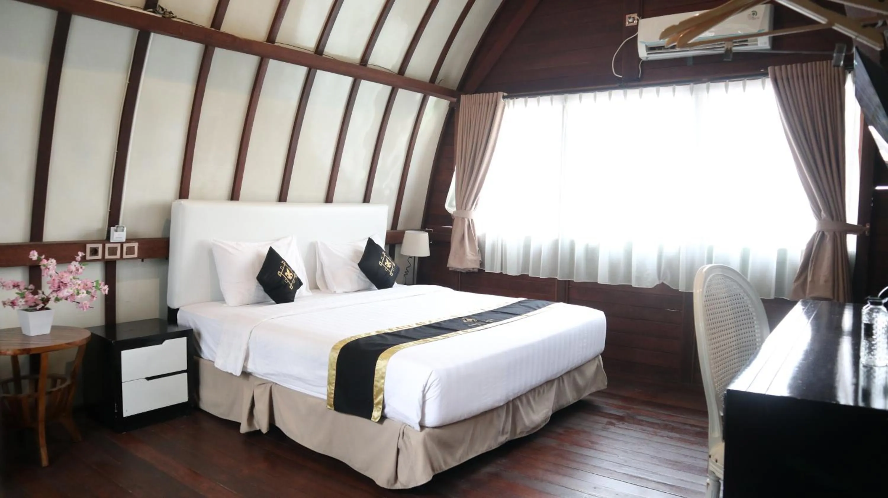 Photo of the whole room, Bed in Chevilly Resort & Camp