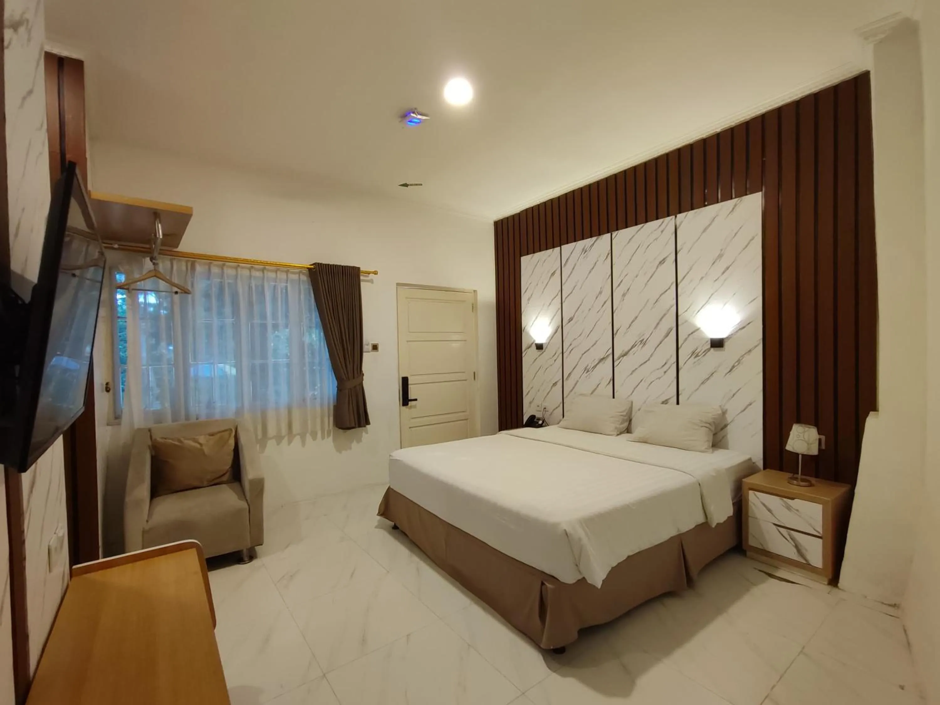 Bathroom, Bed in Chevilly Resort & Camp