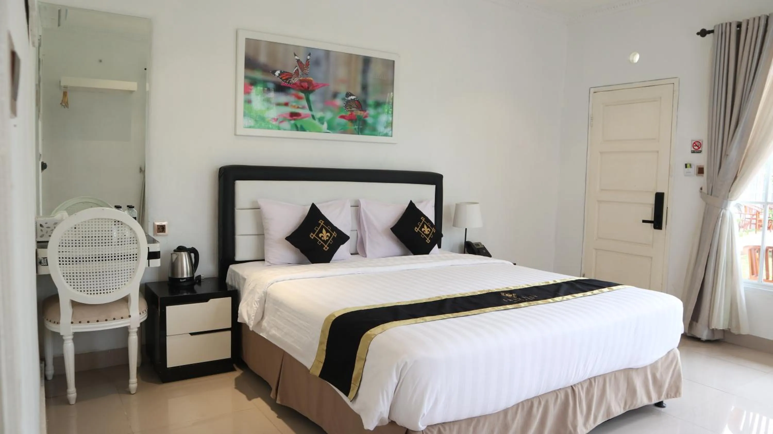 Photo of the whole room, Bed in Chevilly Resort & Camp