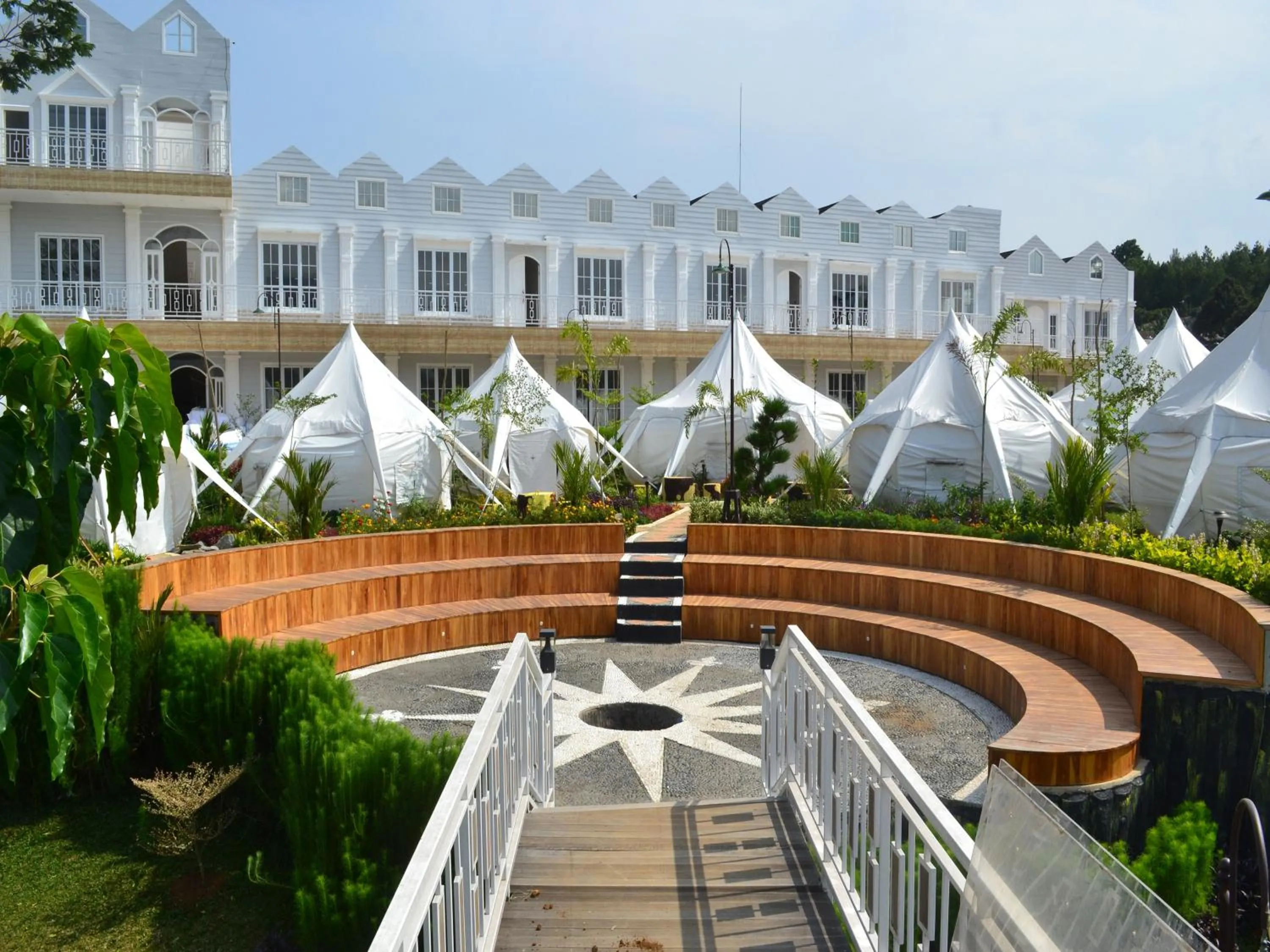 Day in Chevilly Resort & Camp