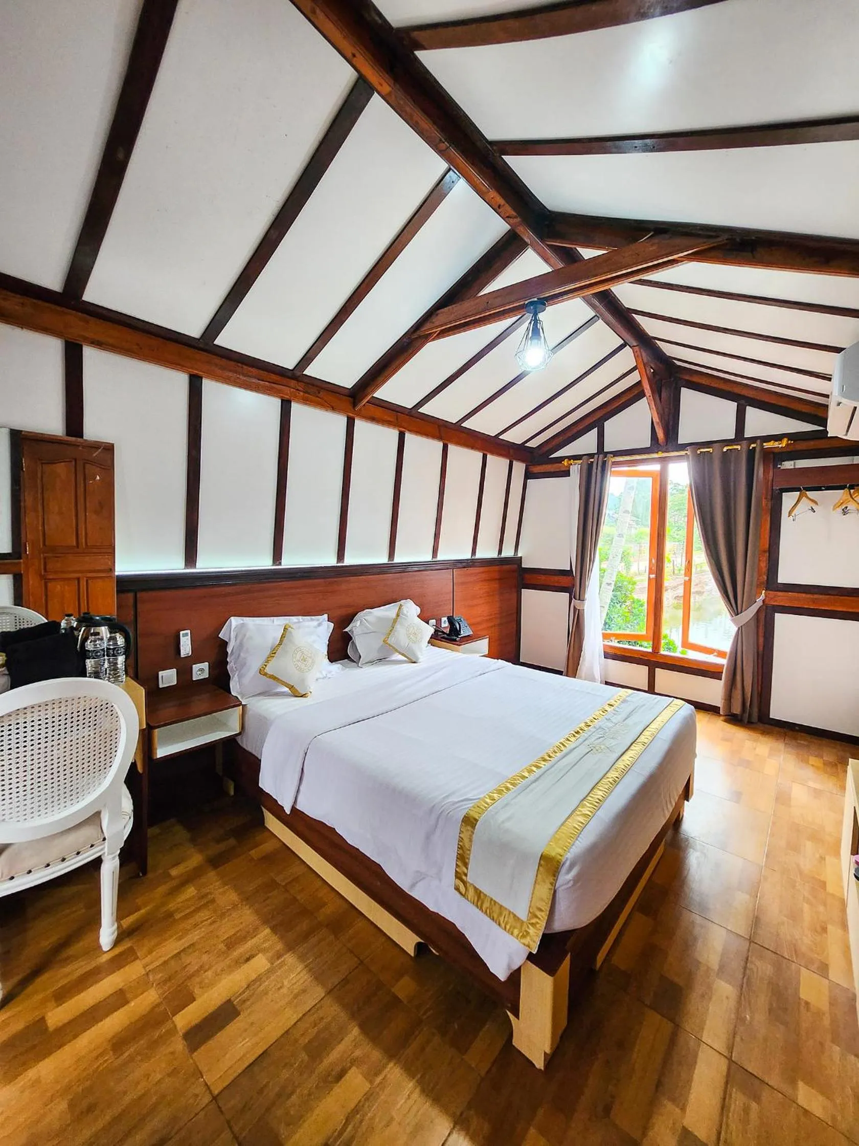 Bed in Chevilly Resort & Camp