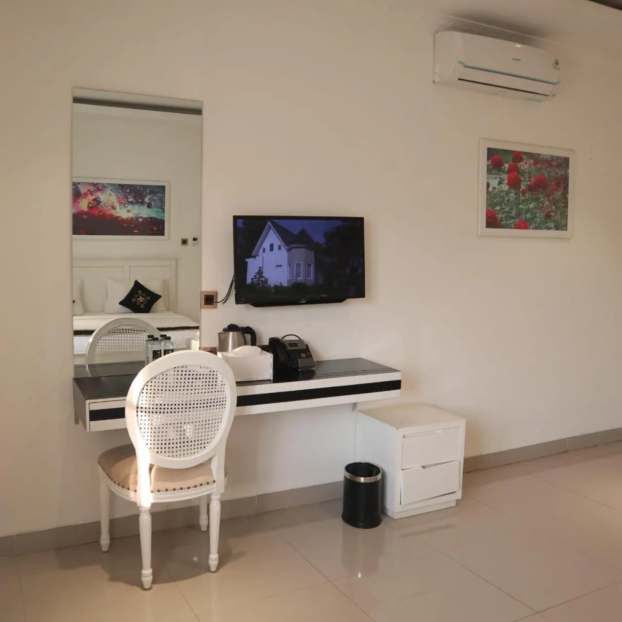 TV and multimedia in Chevilly Resort & Camp