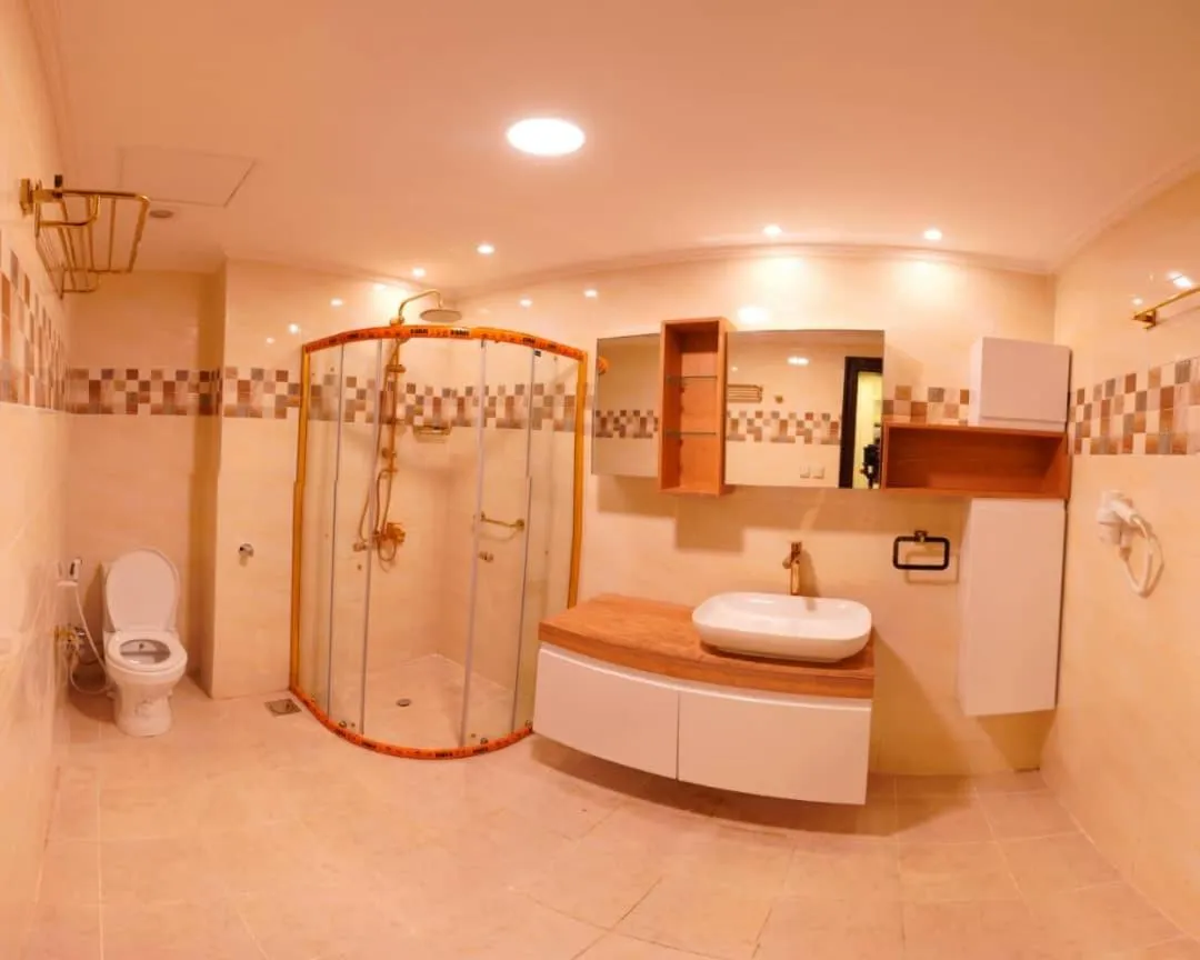 Bathroom in Golden Airport Hotel