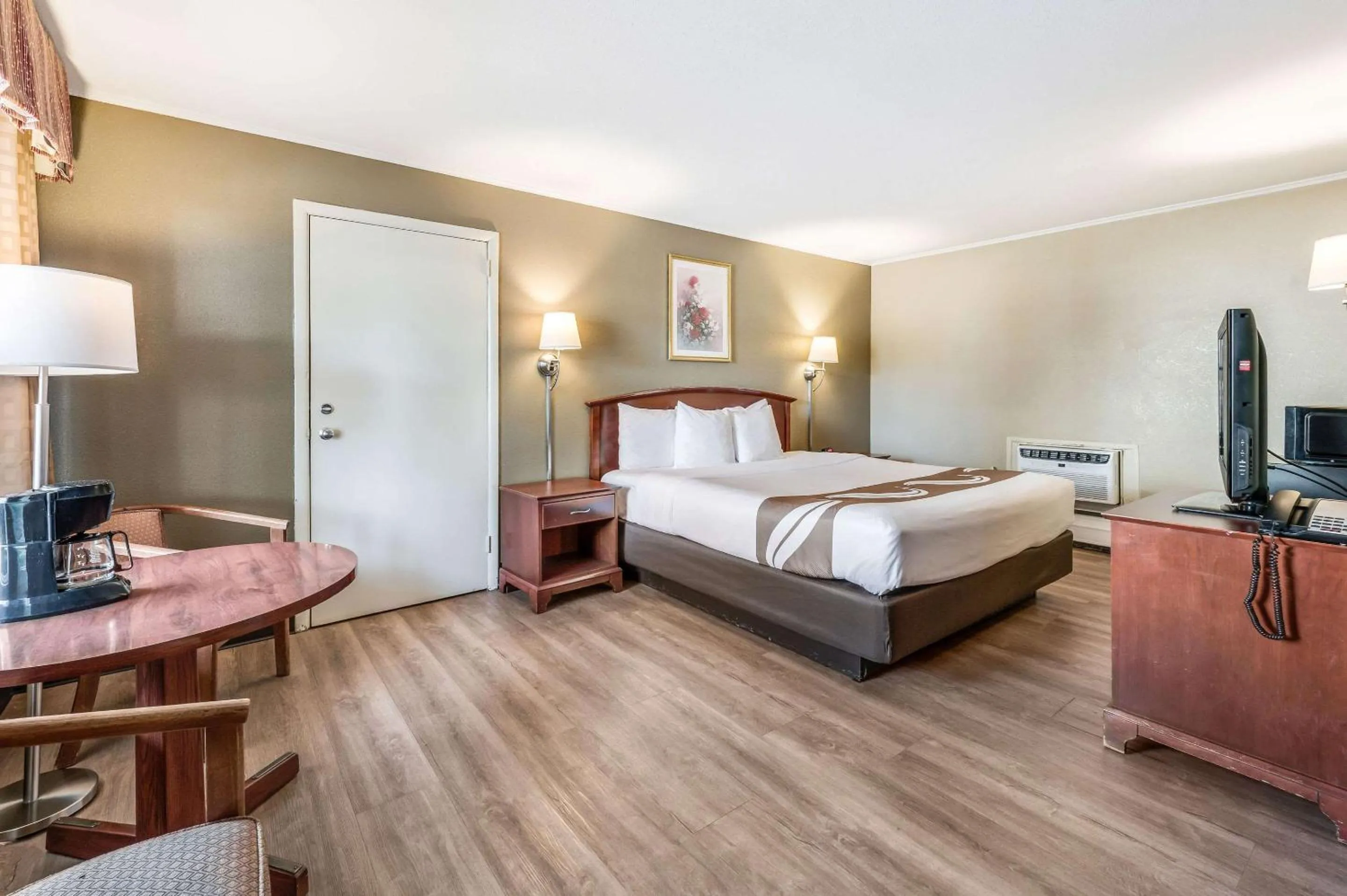 Photo of the whole room, Bed in Rodeway Inn Poughkeepsie