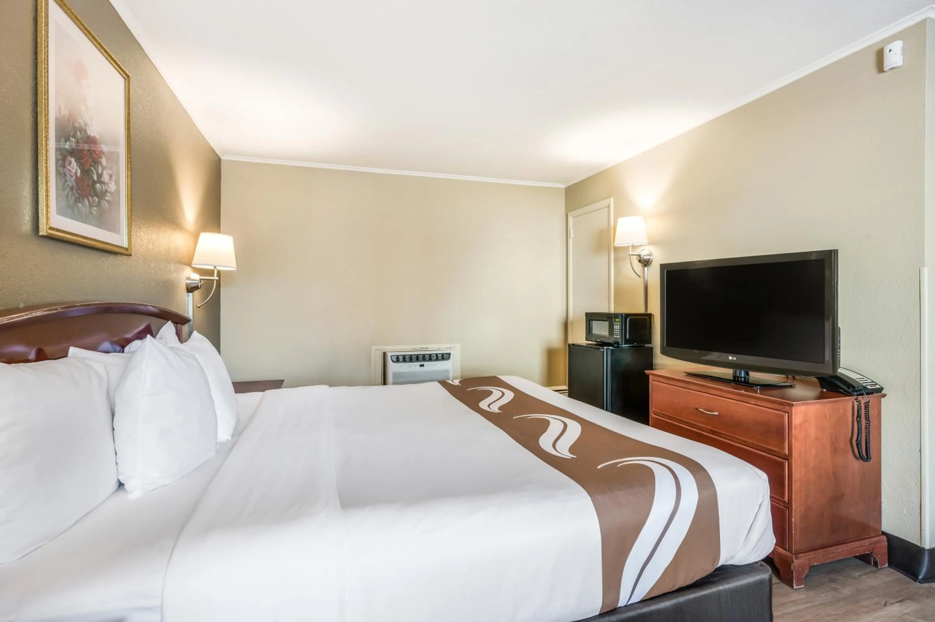 Bedroom, Bed in Rodeway Inn Poughkeepsie