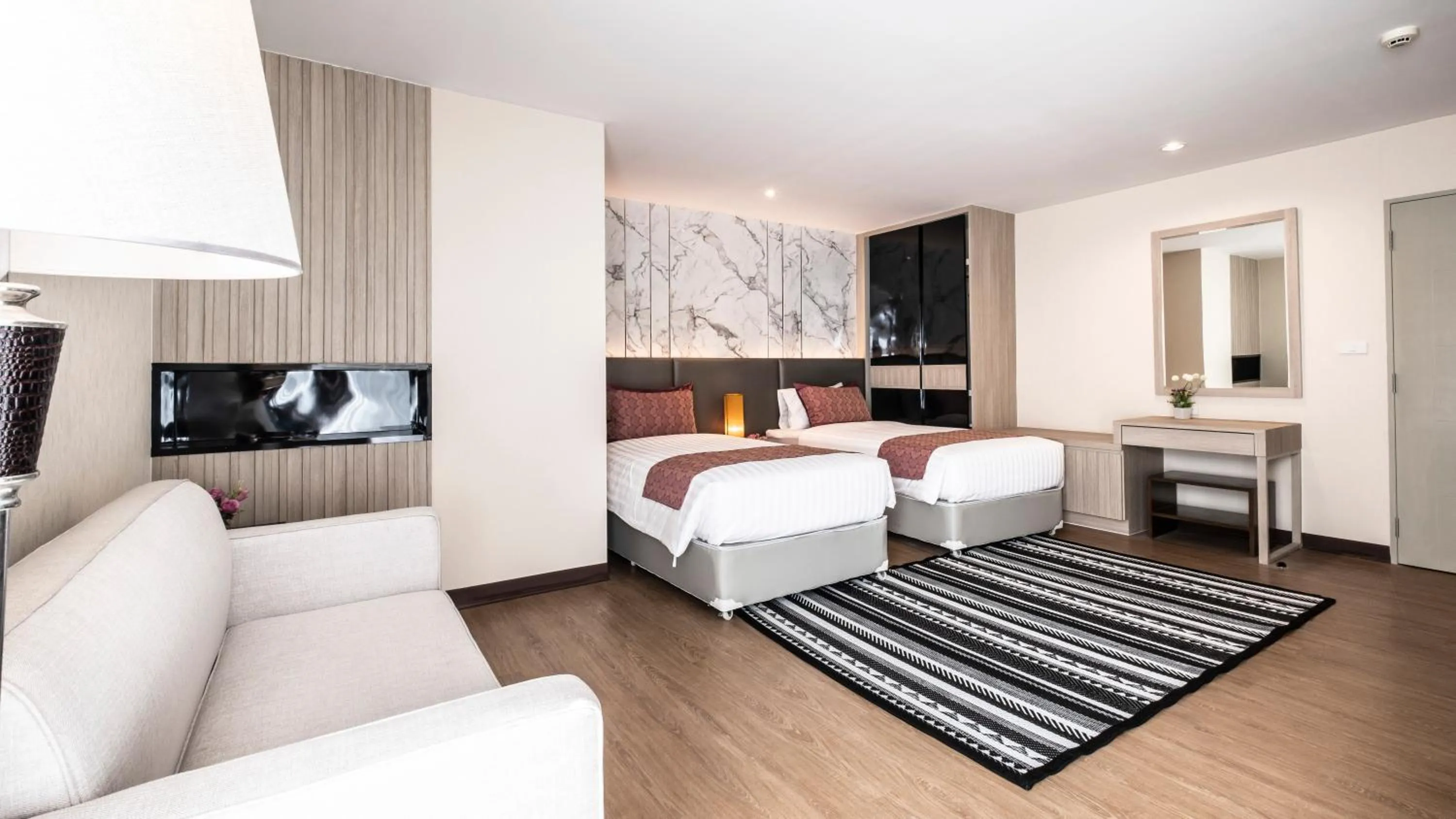 Photo of the whole room, Bed in The Airport Courtyard Suvarnabhumi Airport