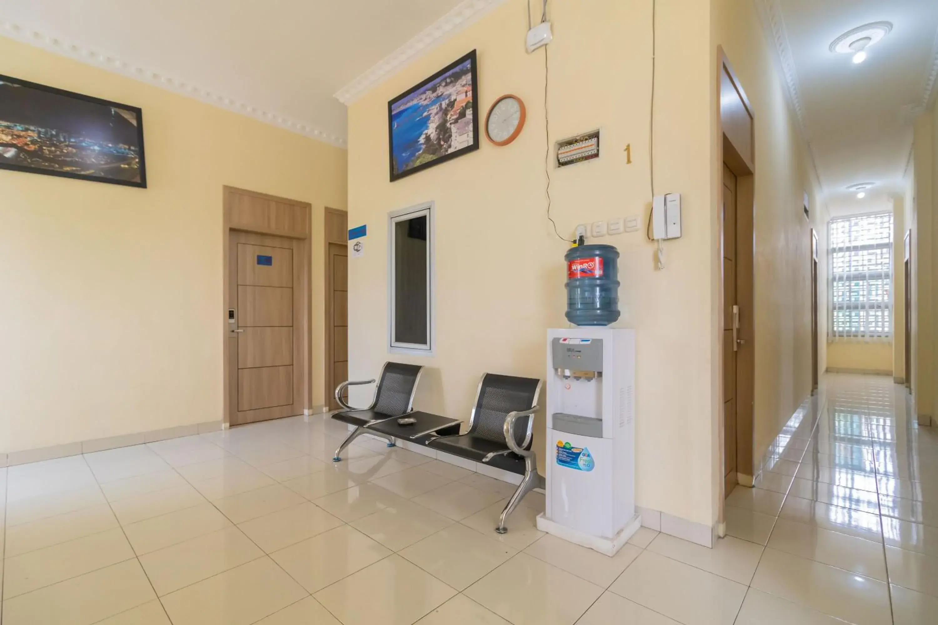 Seating area in RedDoorz @ Jalan Kolonel Haji Burlian Palembang 2 Seating area in RedDoorz @ Jalan Kolonel Haji Burlian Palembang 2