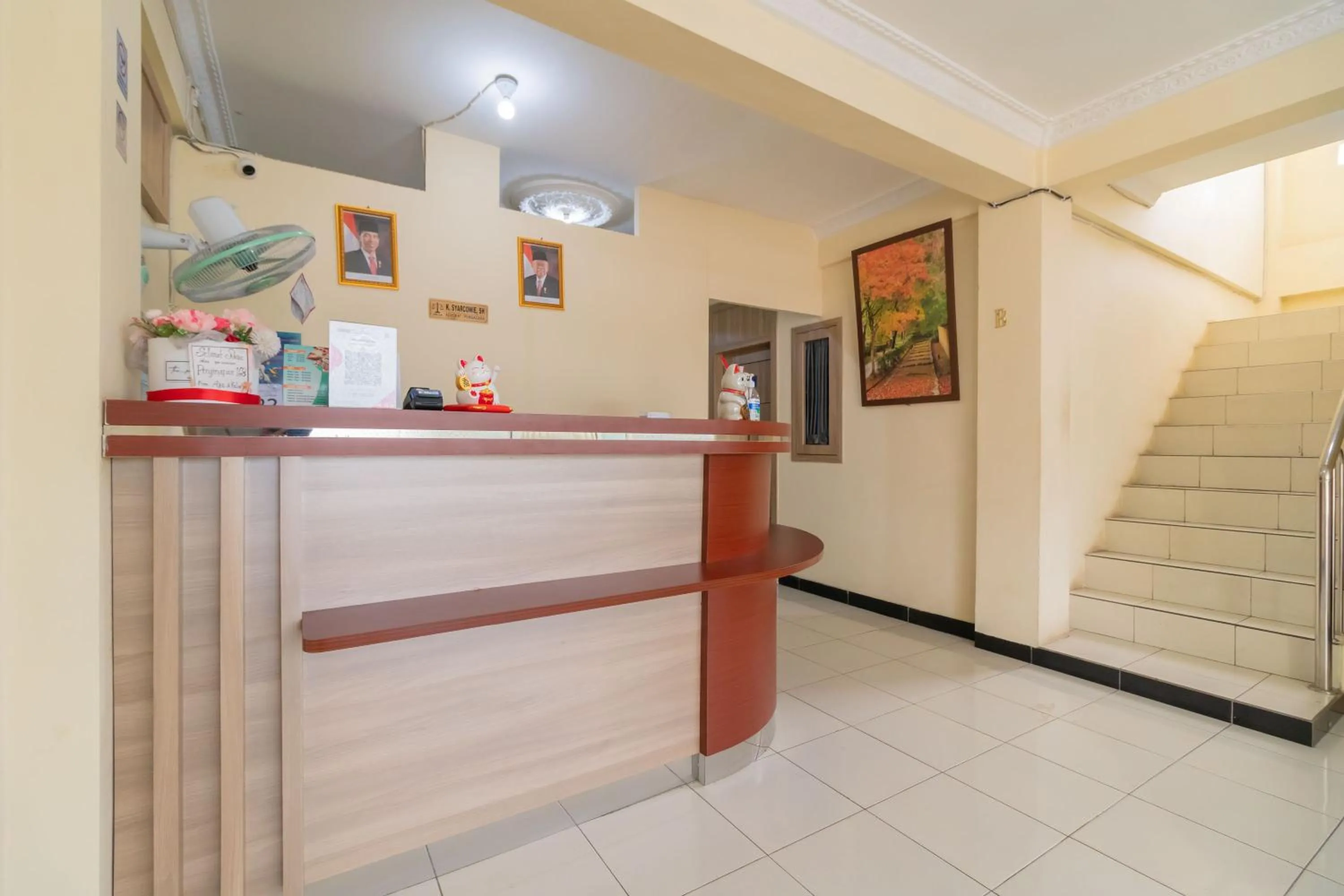 Lobby or reception in RedDoorz @ Jalan Kolonel Haji Burlian Palembang 2