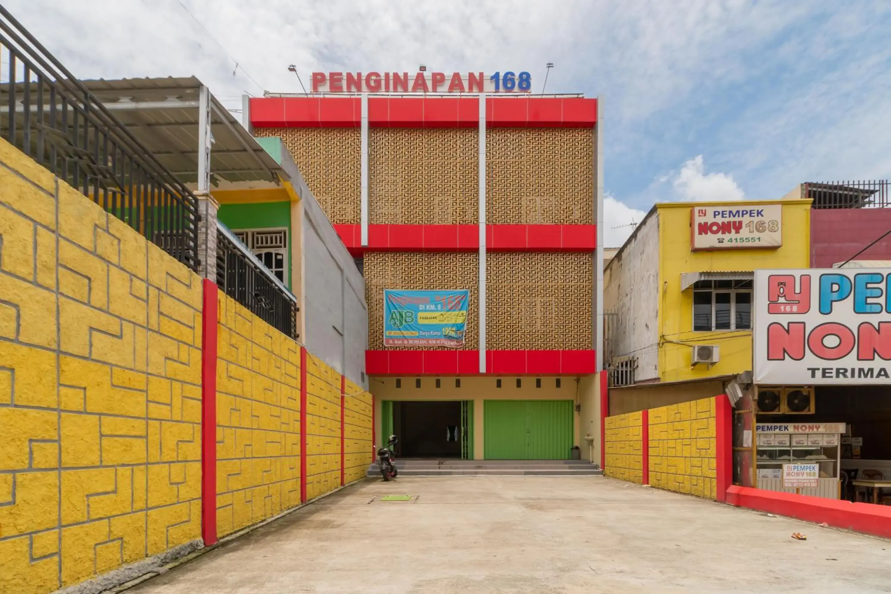 Property building in RedDoorz @ Jalan Kolonel Haji Burlian Palembang 2 Property building in RedDoorz @ Jalan Kolonel Haji Burlian Palembang 2