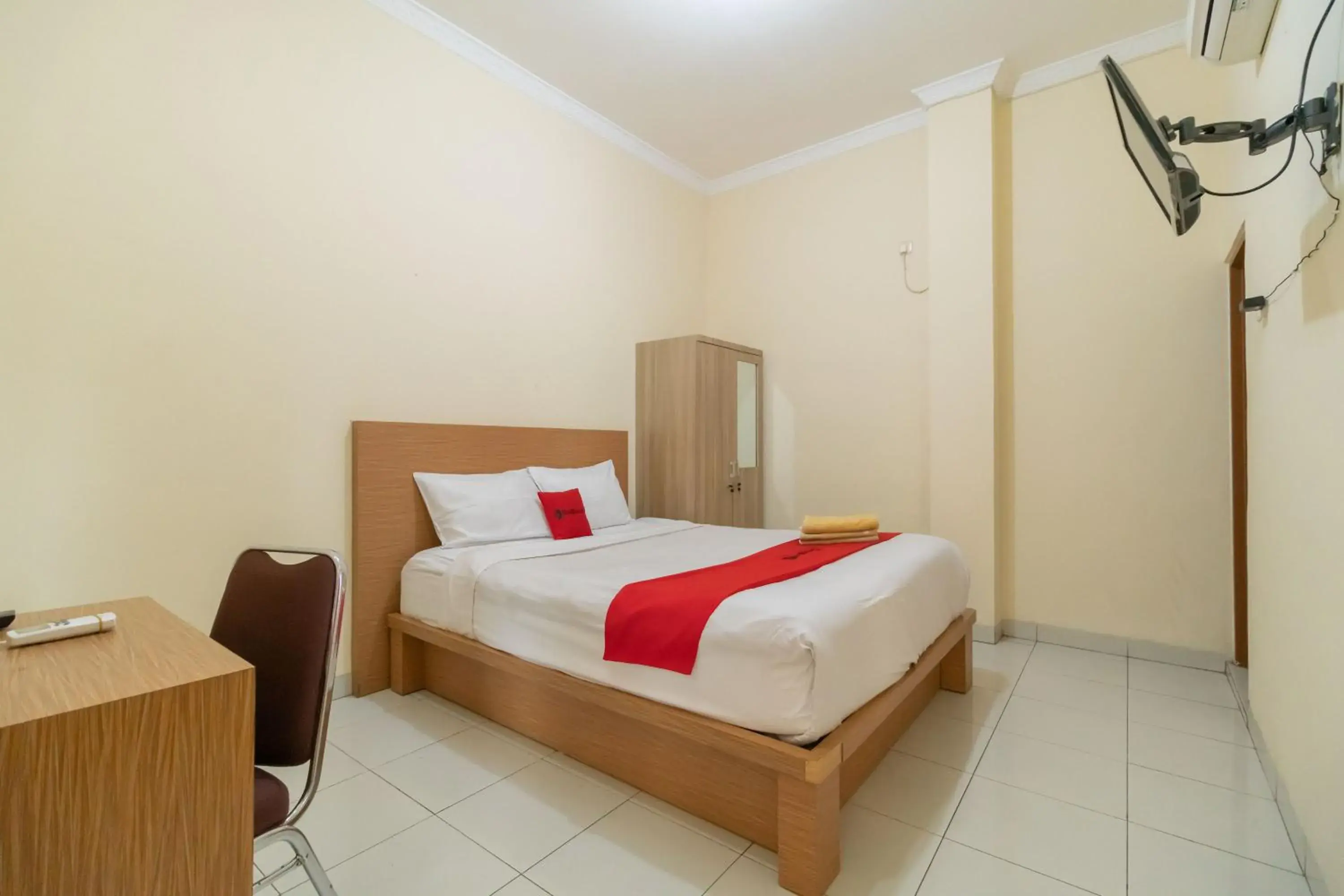 Bedroom, Bed in RedDoorz @ Jalan Kolonel Haji Burlian Palembang 2 Bedroom, Bed in RedDoorz @ Jalan Kolonel Haji Burlian Palembang 2