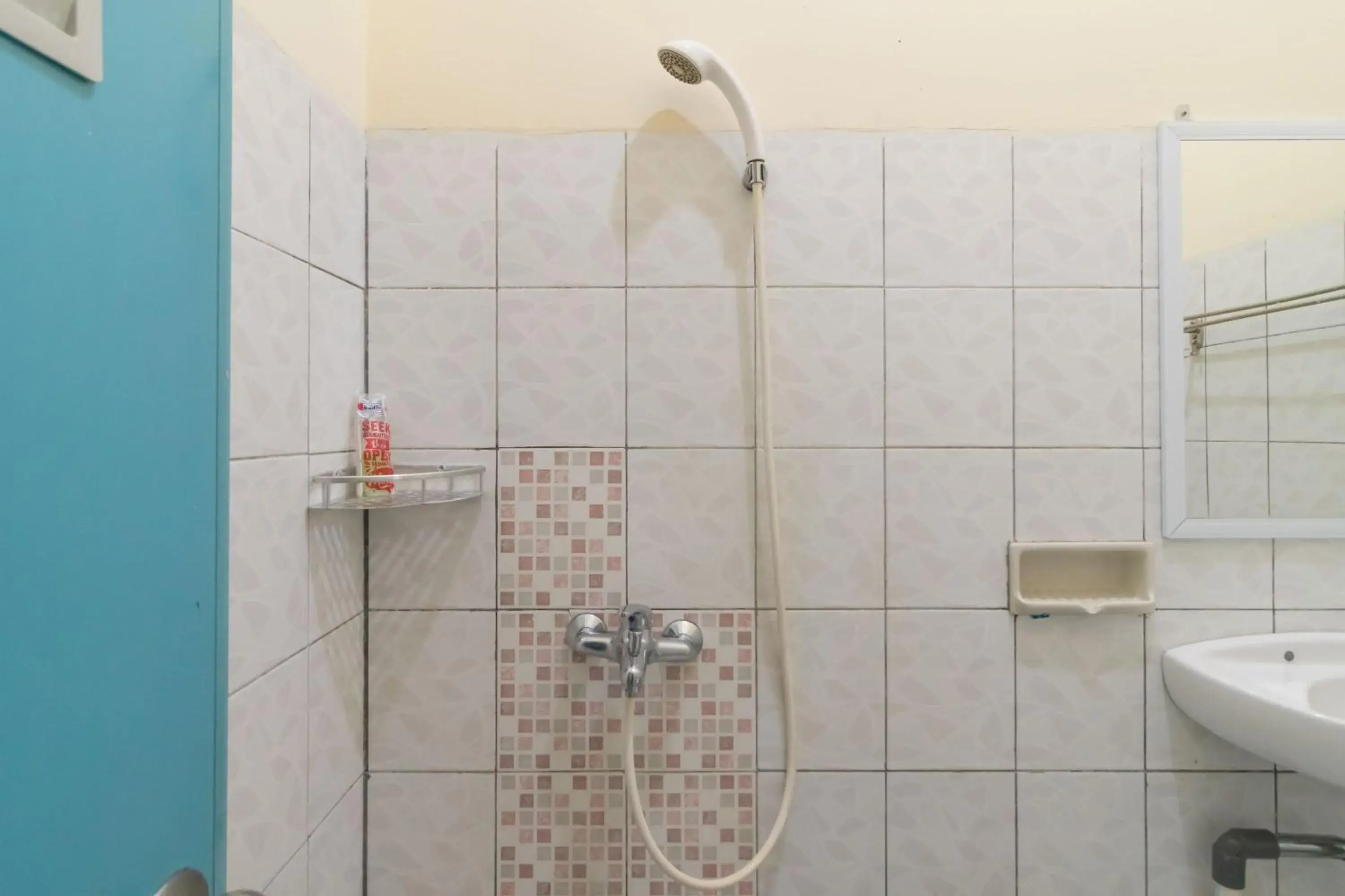 Bathroom in RedDoorz @ Jalan Kolonel Haji Burlian Palembang 2 Bathroom in RedDoorz @ Jalan Kolonel Haji Burlian Palembang 2