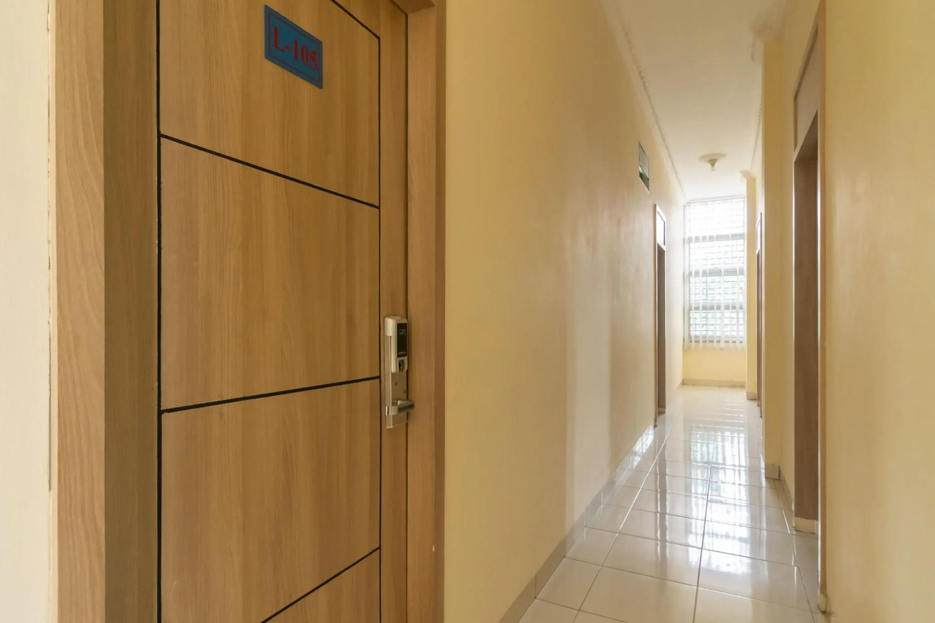 Facade/entrance in RedDoorz @ Jalan Kolonel Haji Burlian Palembang 2 Facade/entrance in RedDoorz @ Jalan Kolonel Haji Burlian Palembang 2