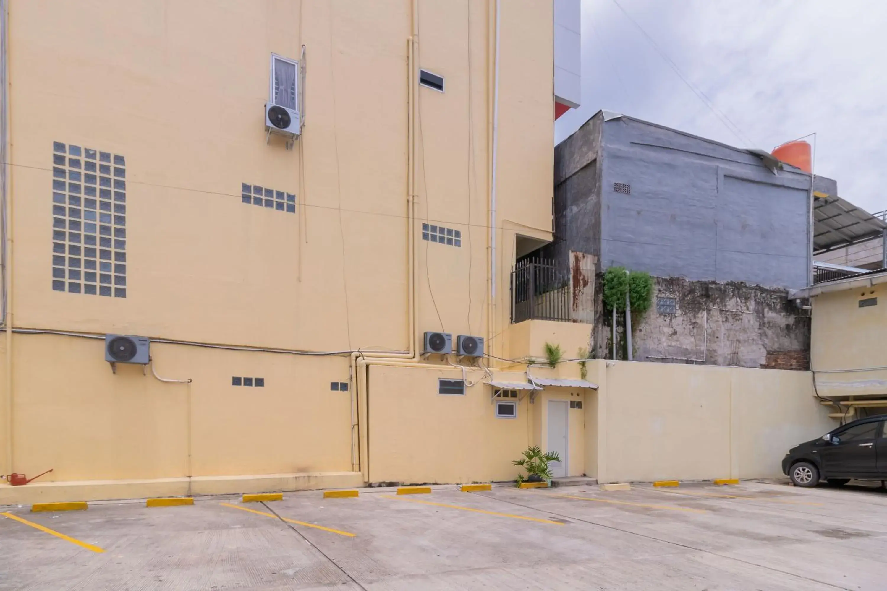 Property building in RedDoorz @ Jalan Kolonel Haji Burlian Palembang 2 Property building in RedDoorz @ Jalan Kolonel Haji Burlian Palembang 2