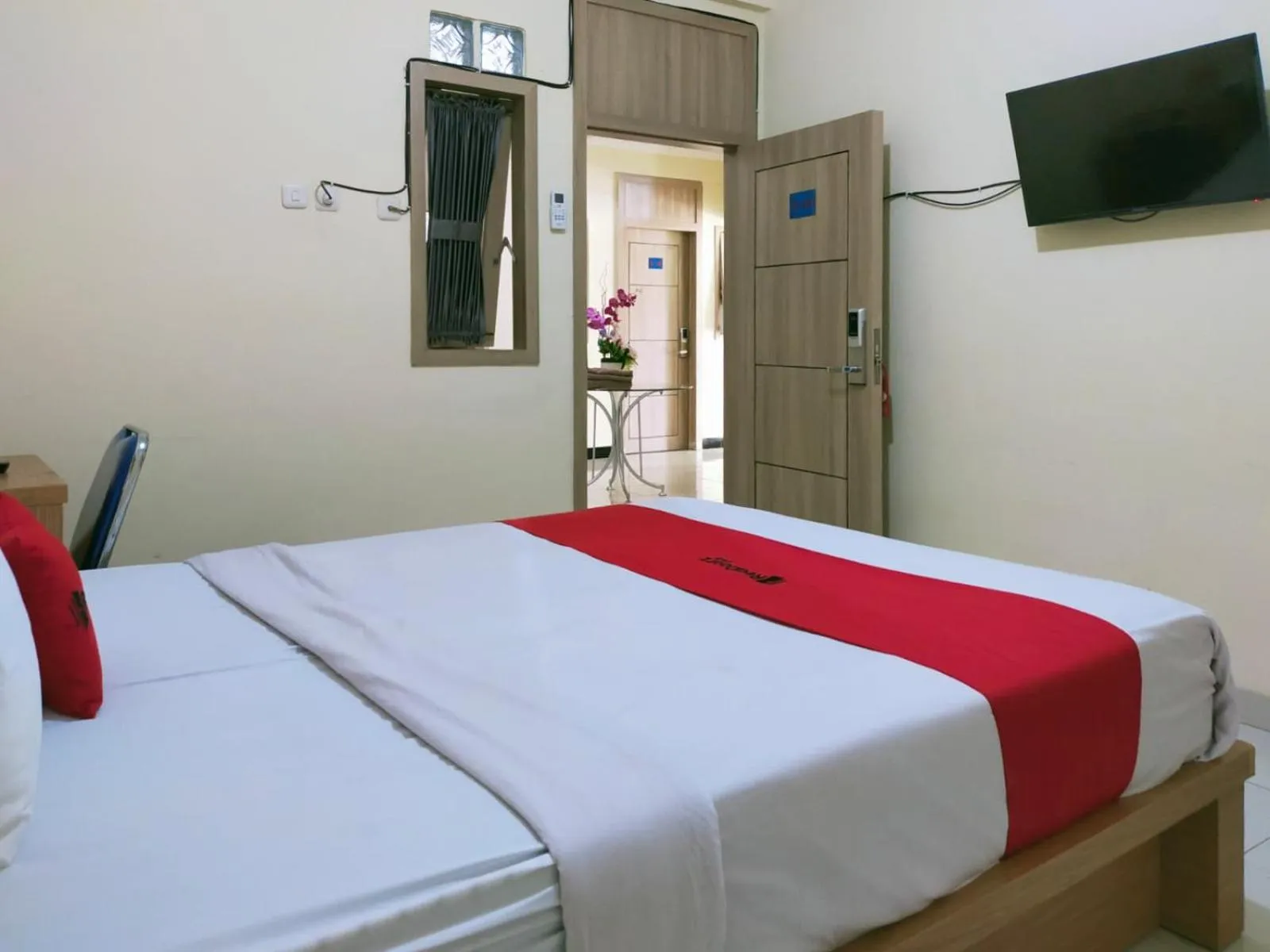 Bedroom, Bed in RedDoorz @ Jalan Kolonel Haji Burlian Palembang 2