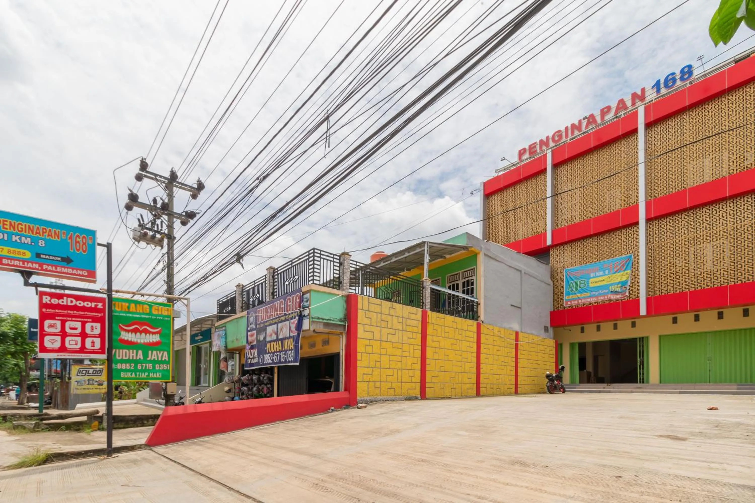 Property building in RedDoorz @ Jalan Kolonel Haji Burlian Palembang 2