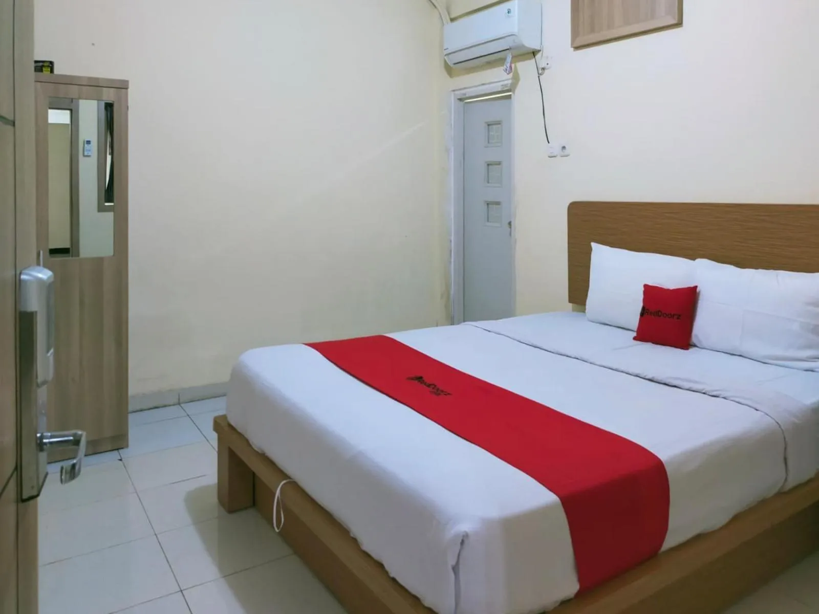 Bedroom, Bed in RedDoorz @ Jalan Kolonel Haji Burlian Palembang 2