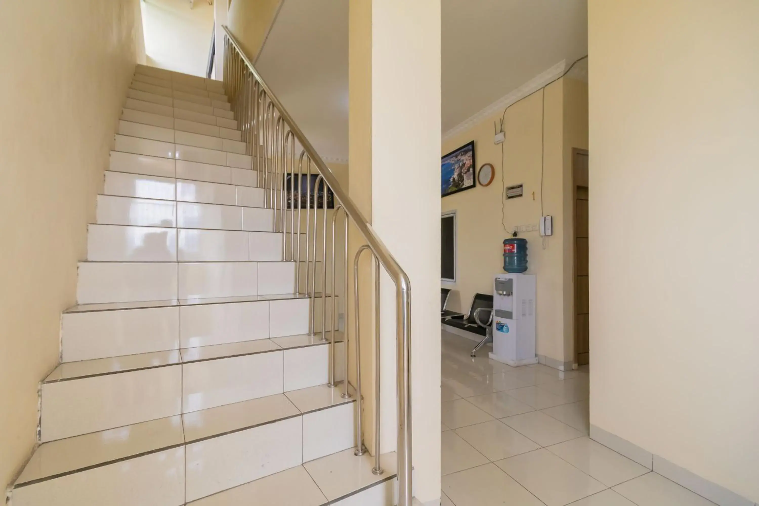 Property building in RedDoorz @ Jalan Kolonel Haji Burlian Palembang 2 Property building in RedDoorz @ Jalan Kolonel Haji Burlian Palembang 2