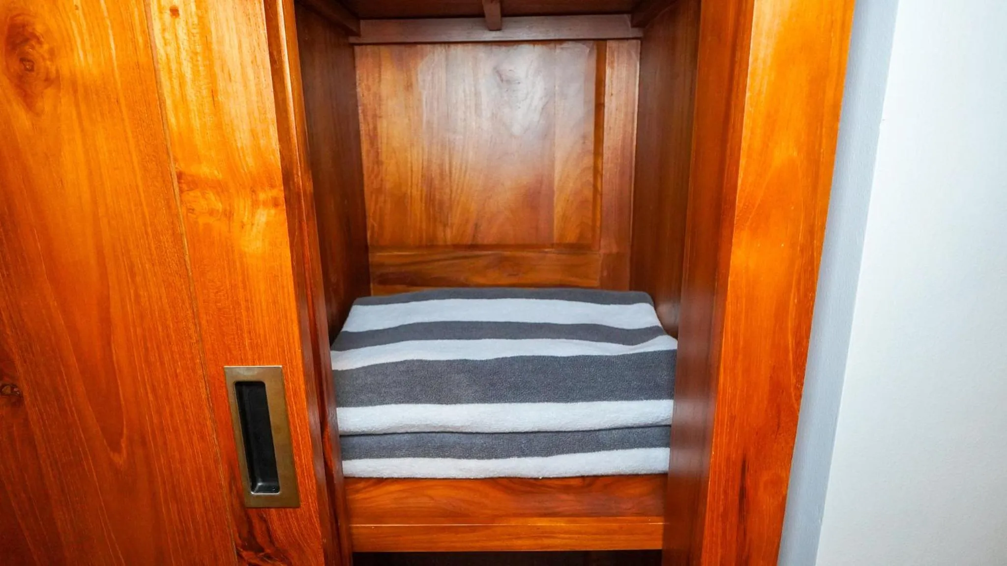 wardrobe, Bed in Green Coconut Cottage