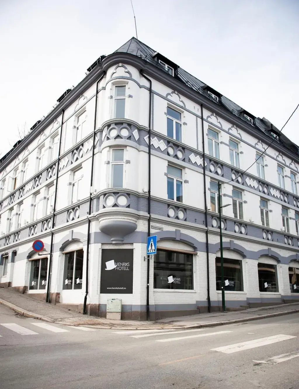 Property building in Henriks Hotell Property building in Henriks Hotell