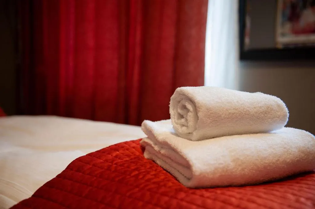 Bed in Henriks Hotell