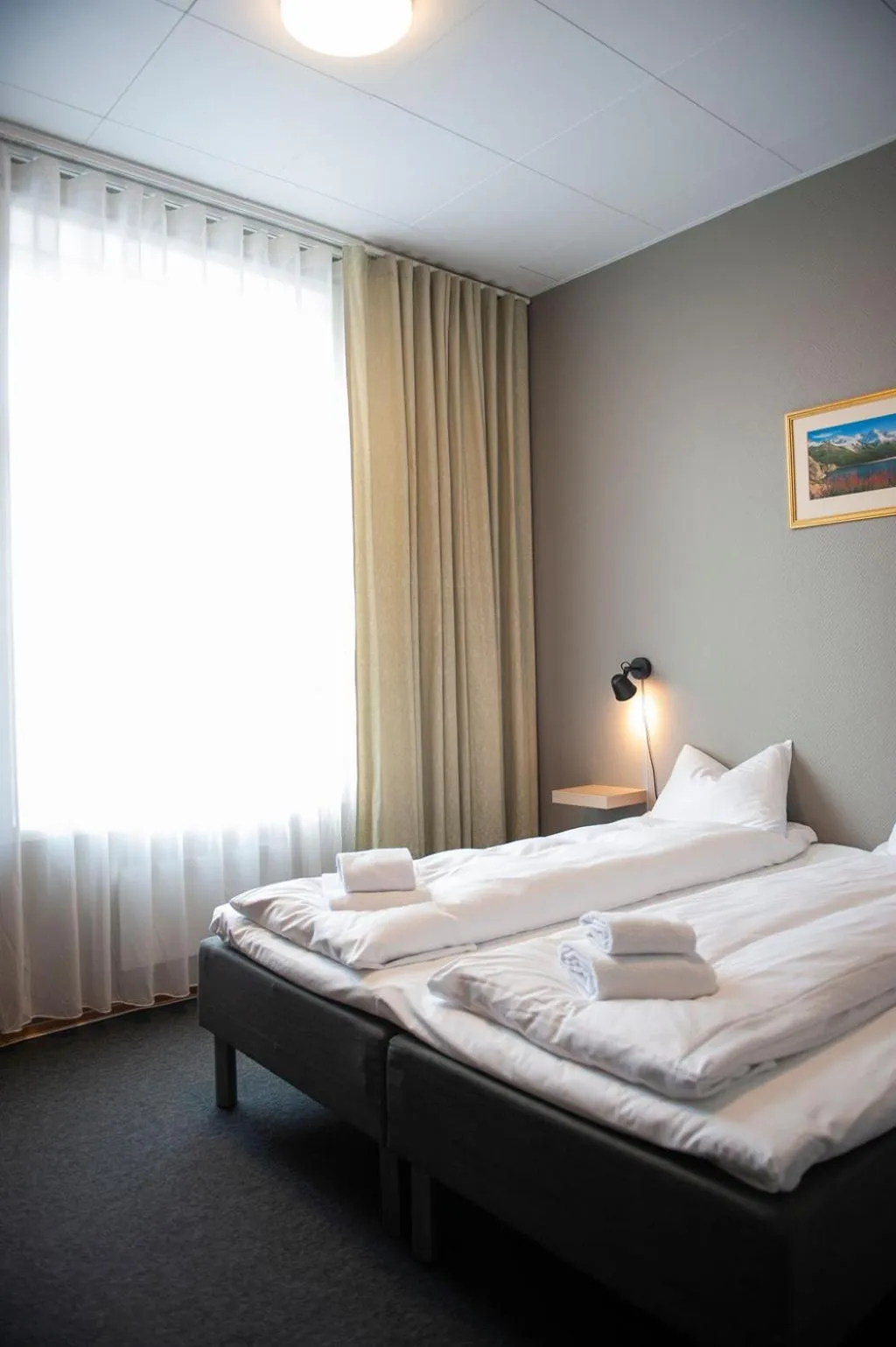 Bed in Henriks Hotell