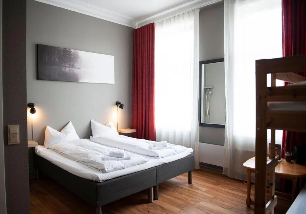 Bed in Henriks Hotell